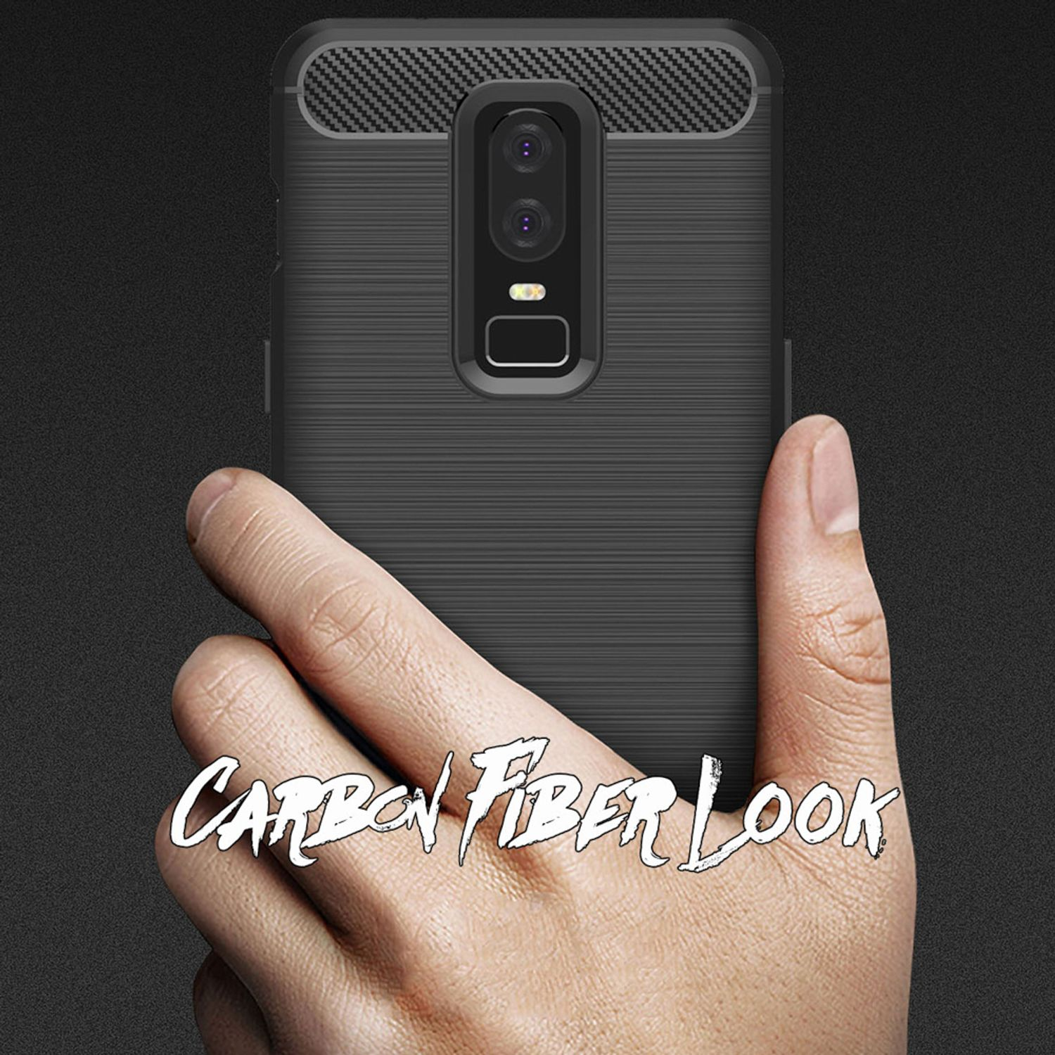 Mano sosteniendo un teléfono con una funda de aspecto de fibra de carbono. El texto dice 'Aspecto de fibra de carbono'. El fondo es gris oscuro.