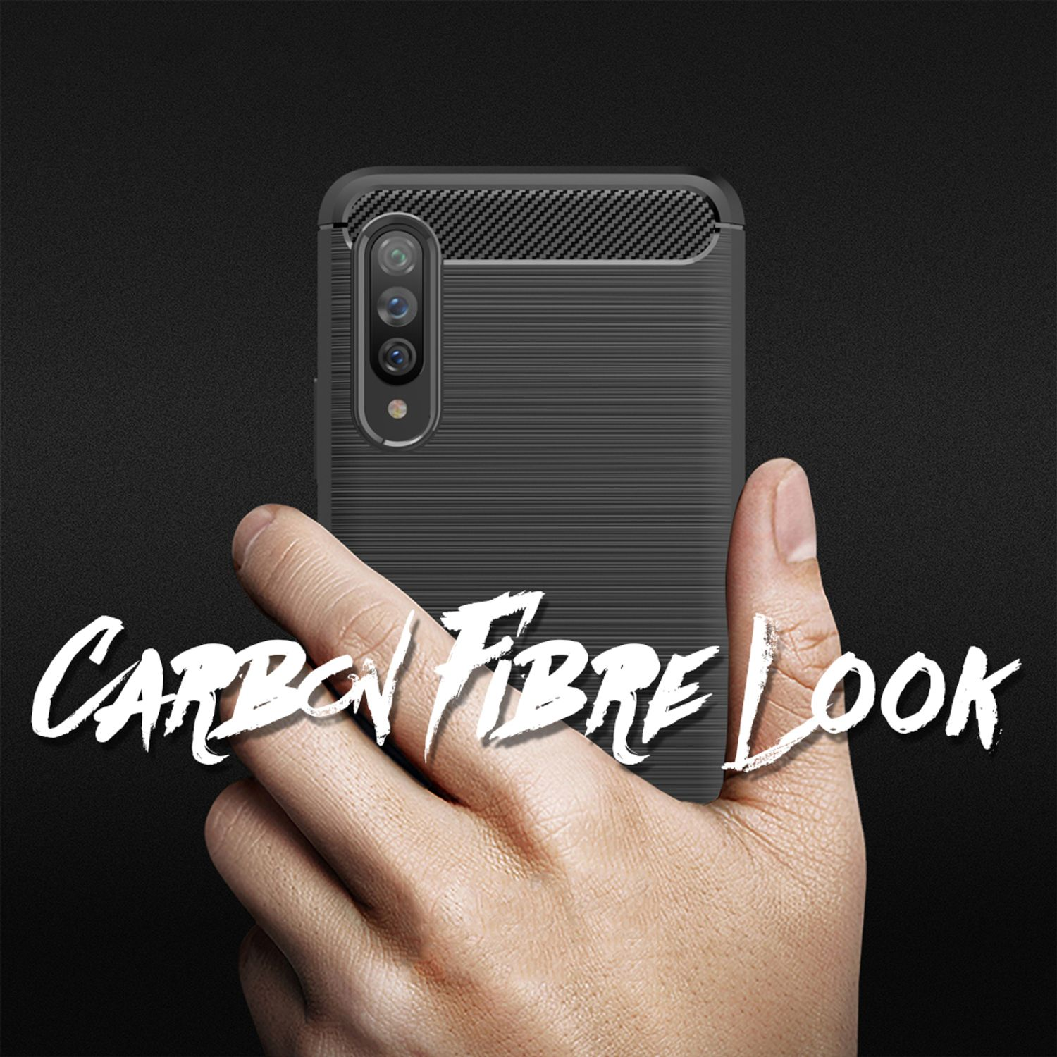 Hand hält ein Telefon mit einer schwarzen Carbonfaser-Look-Hülle.