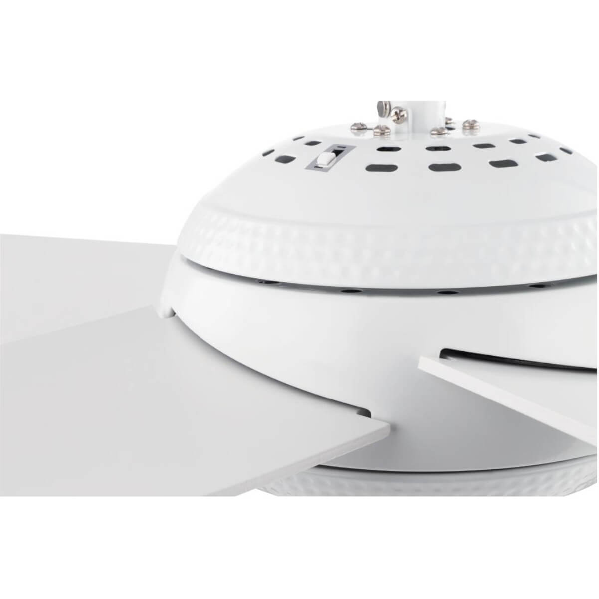 Weißer Deckenventilator mit vier Flügeln. Weißer Hintergrund. Nahaufnahme.