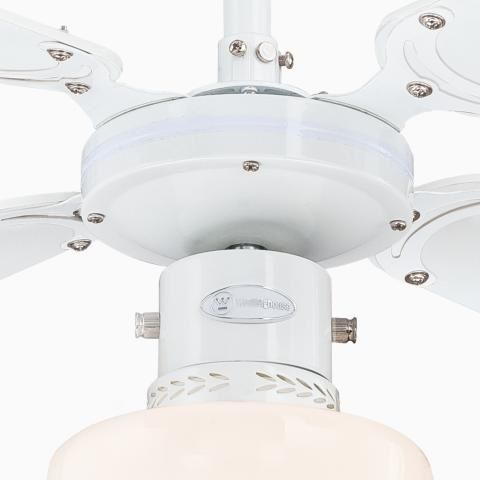 Weißer Deckenventilator mit fünf Flügeln und einem Licht. Der Ventilator ist auf einer weißen Oberfläche montiert.