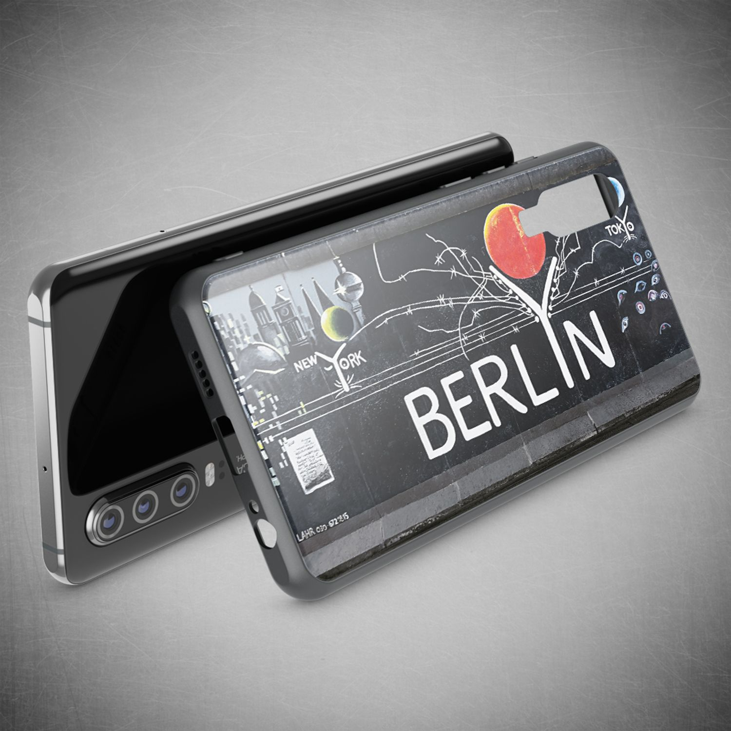 Schwarzes Telefon mit Berlin-Motiv. Die Hülle zeigt eine Stadtzeichnung mit Berlin-Text. Telefon auf grauem Hintergrund.