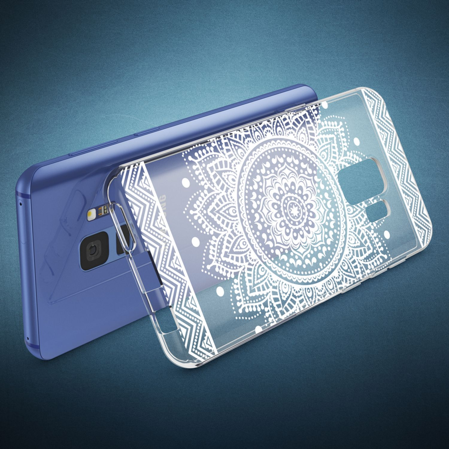 Handyhülle mit weißem Mandala-Design, das auf einer blauen Oberfläche liegt. Die Hülle ist transparent.