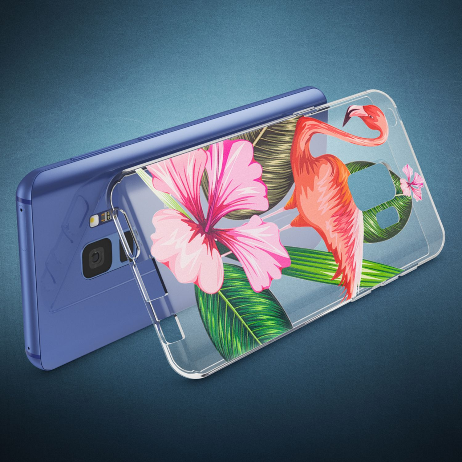 Telefon mit Flamingo- und Blumendesign-Hülle auf blauem Hintergrund.