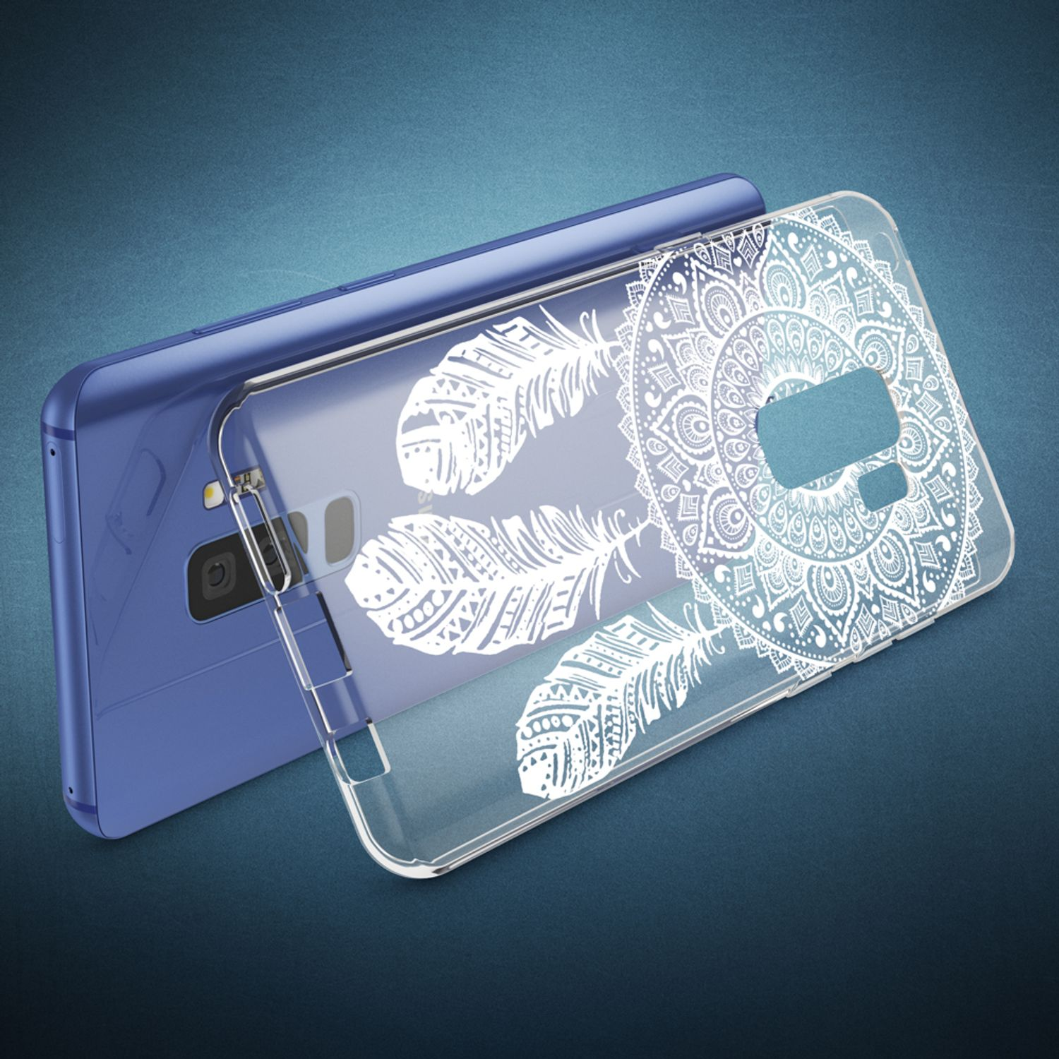 Telefon mit klarer Hülle. Die Hülle hat ein weißes Feder- und Mandala-Design auf blauem Hintergrund.