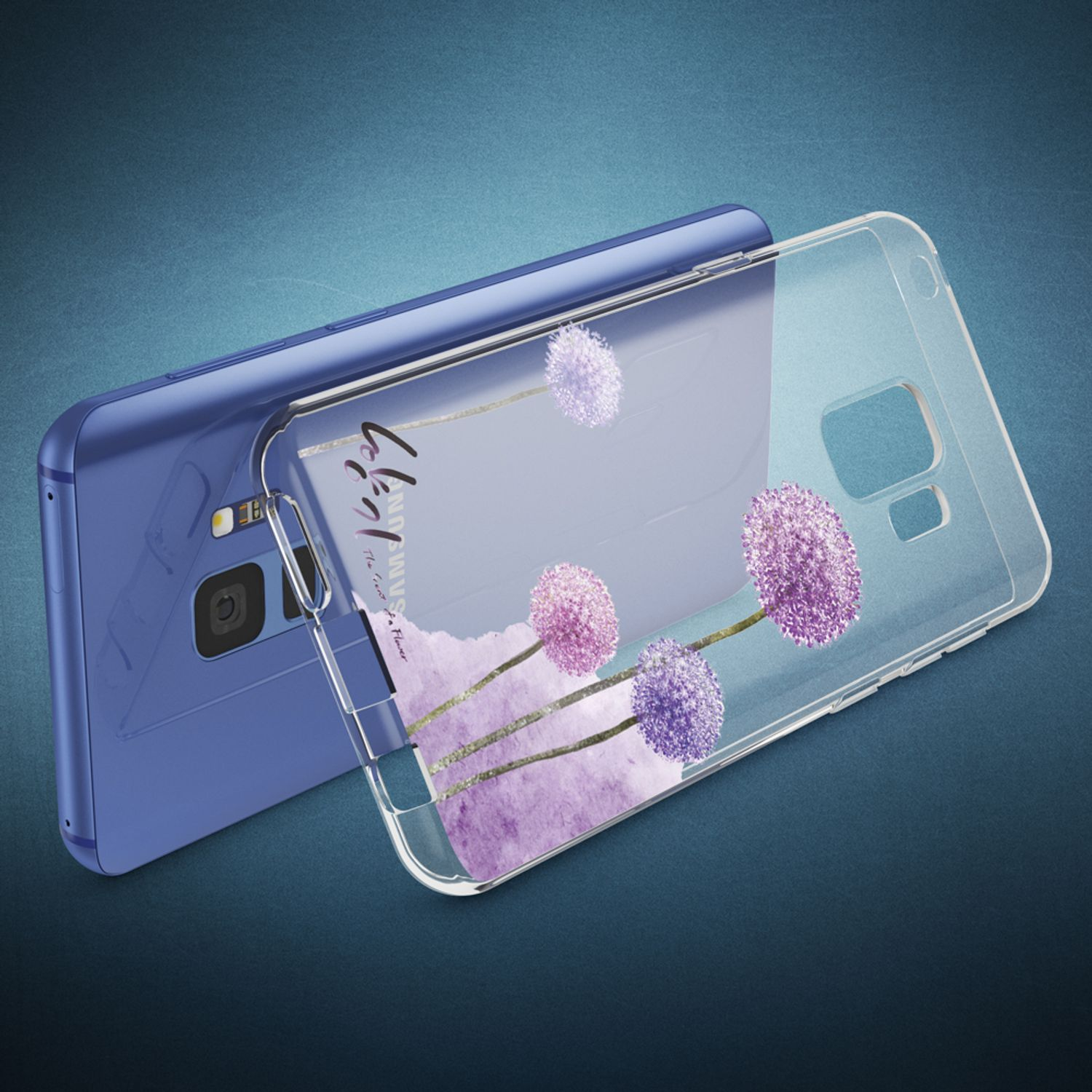 Telefon mit lila Blumenhülle. Blumen auf klarer Hülle, blaues Telefon dahinter.