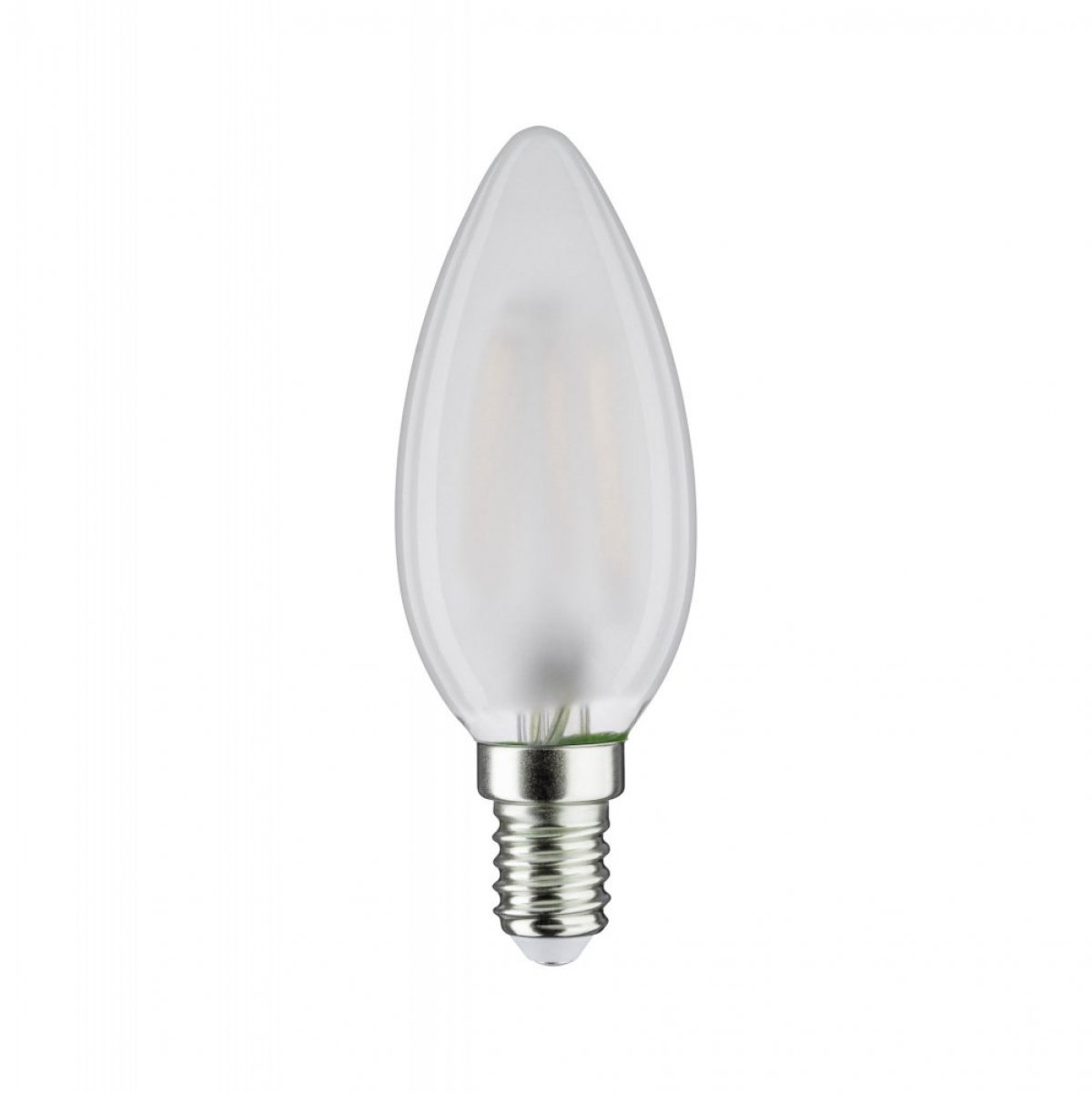 Lampadina a LED a forma di candela con base argentata e copertura in vetro smerigliato, isolata su bianco.