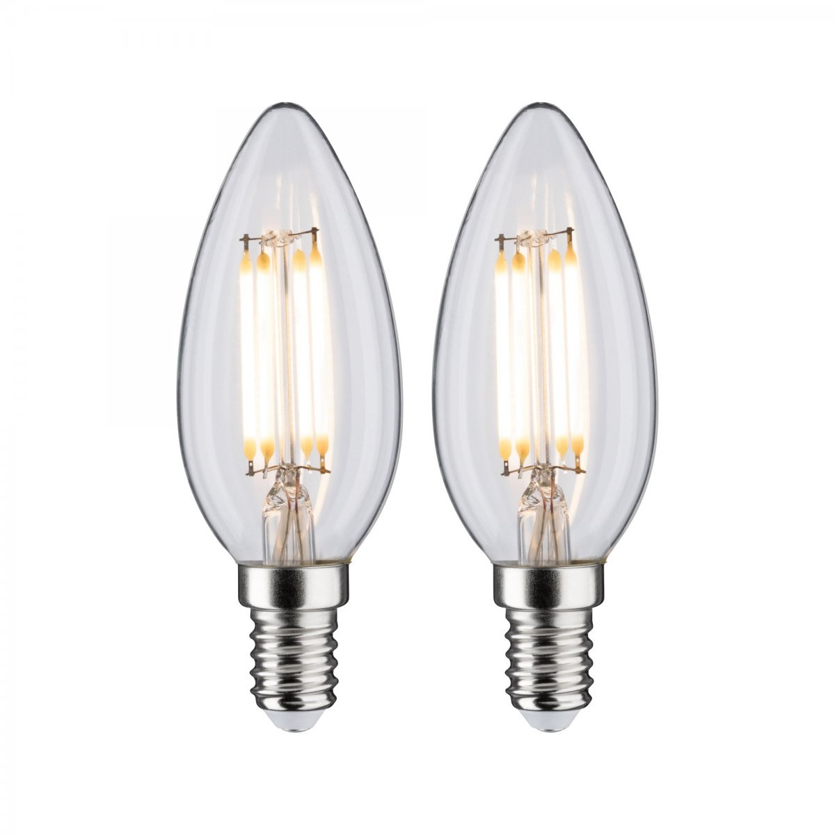 Zwei klare LED-Glühbirnen. Die Glühbirnen haben eine Kerzenform und einen silbernen Sockel.