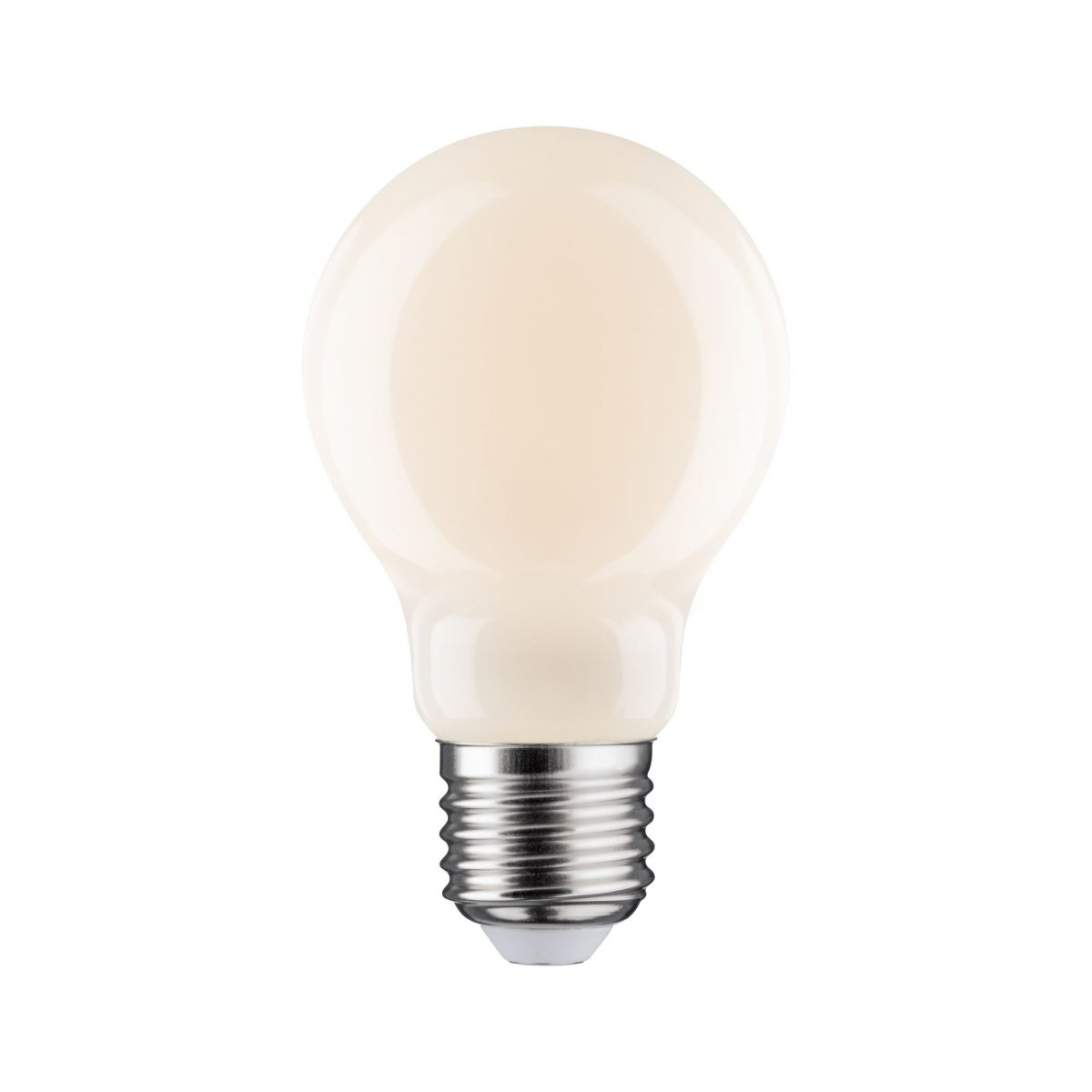 Biała żarówka ze srebrną podstawą na białym tle.