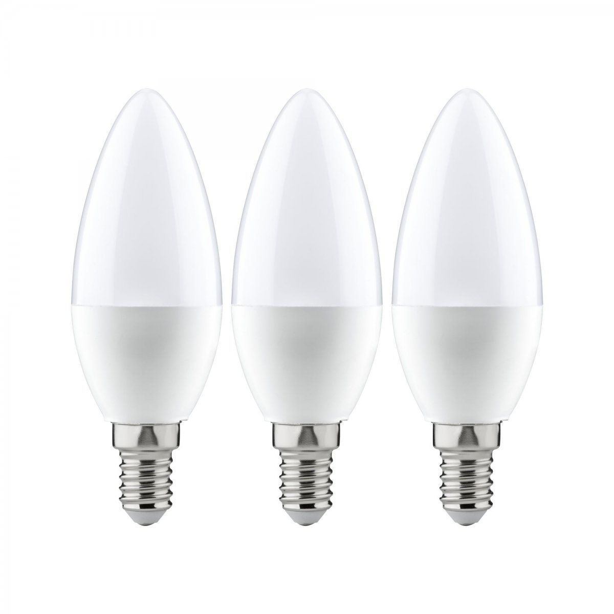 Tre lampadine bianche. Sfondo bianco. Forma di candela. Base argentata. Lampadine accese.