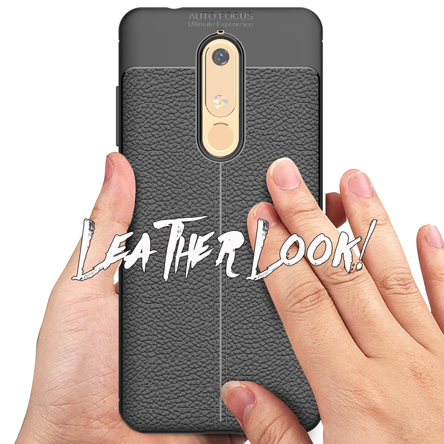 Hände einer Person, die eine Handyhülle im Lederlook mit dem Text "LEATHER LOOK!" halten. Schwarzer Hintergrund.