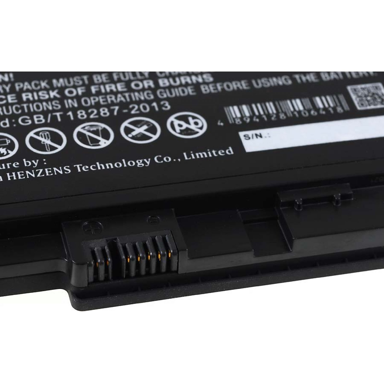 Paquete de baterías que muestra los pines del conector y las etiquetas de advertencia sobre un fondo blanco.