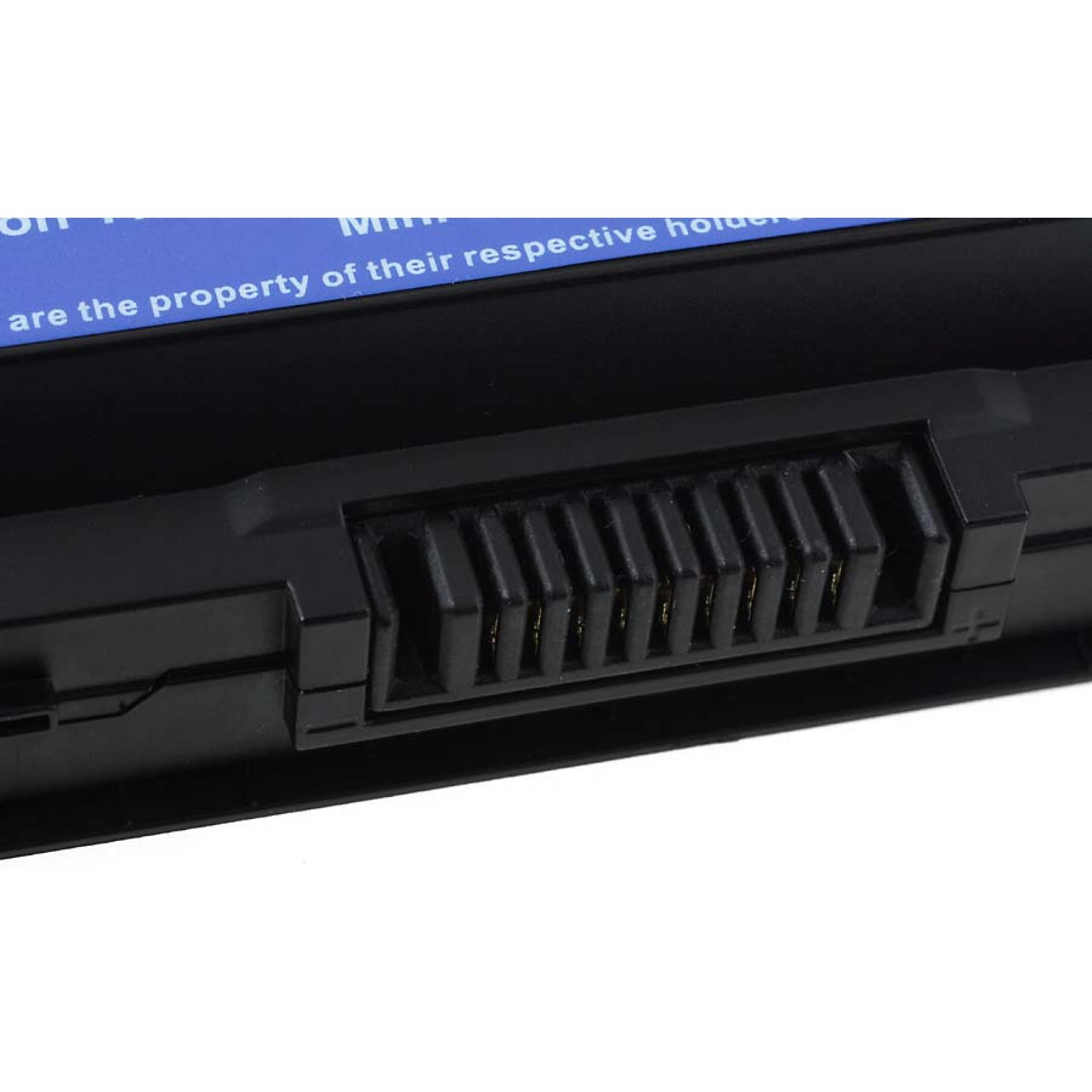Batería negra con un conector en un lado, algo de texto y una pegatina azul.