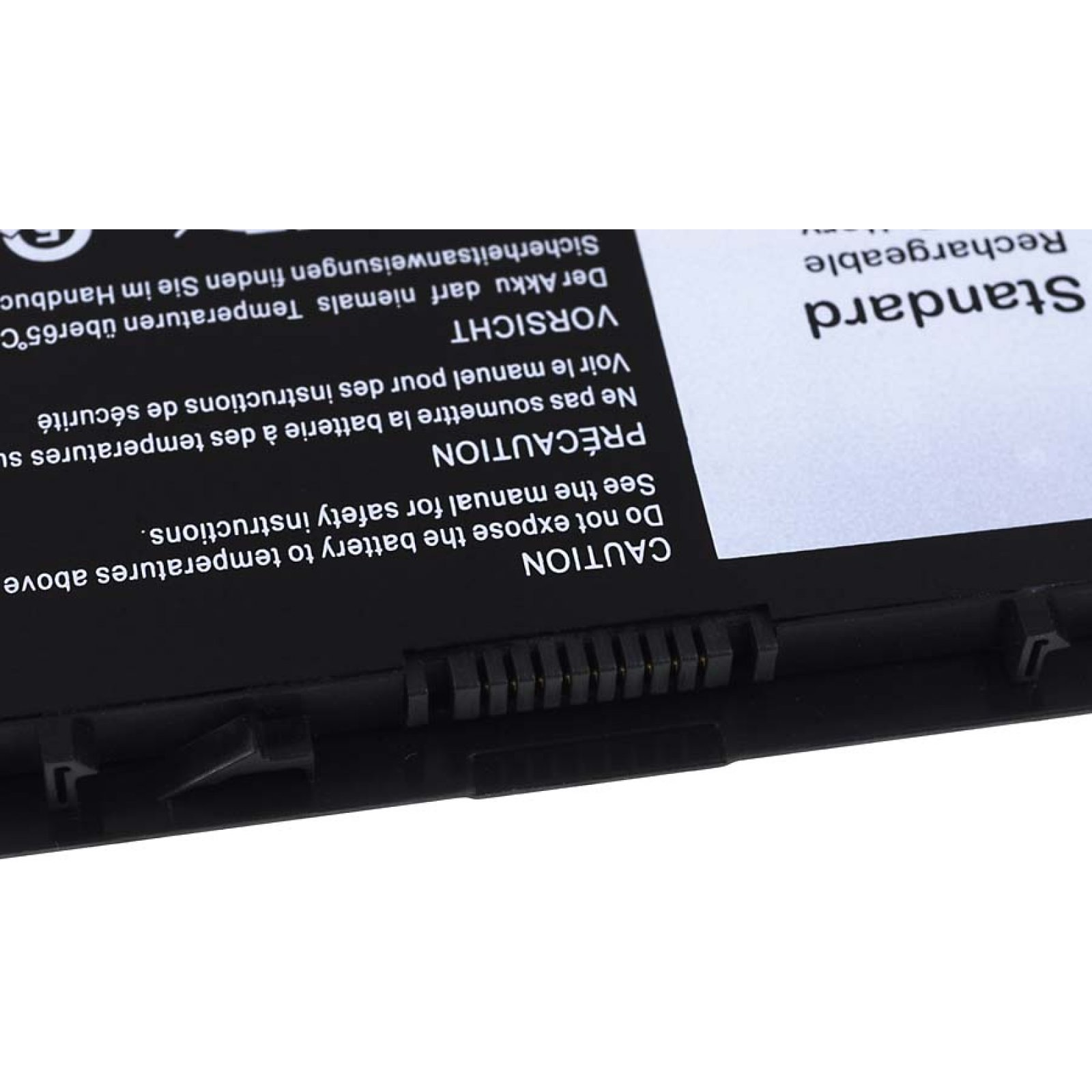 Nahaufnahme einer schwarzen Batterie mit Warnhinweisen und kleinem Stecker.