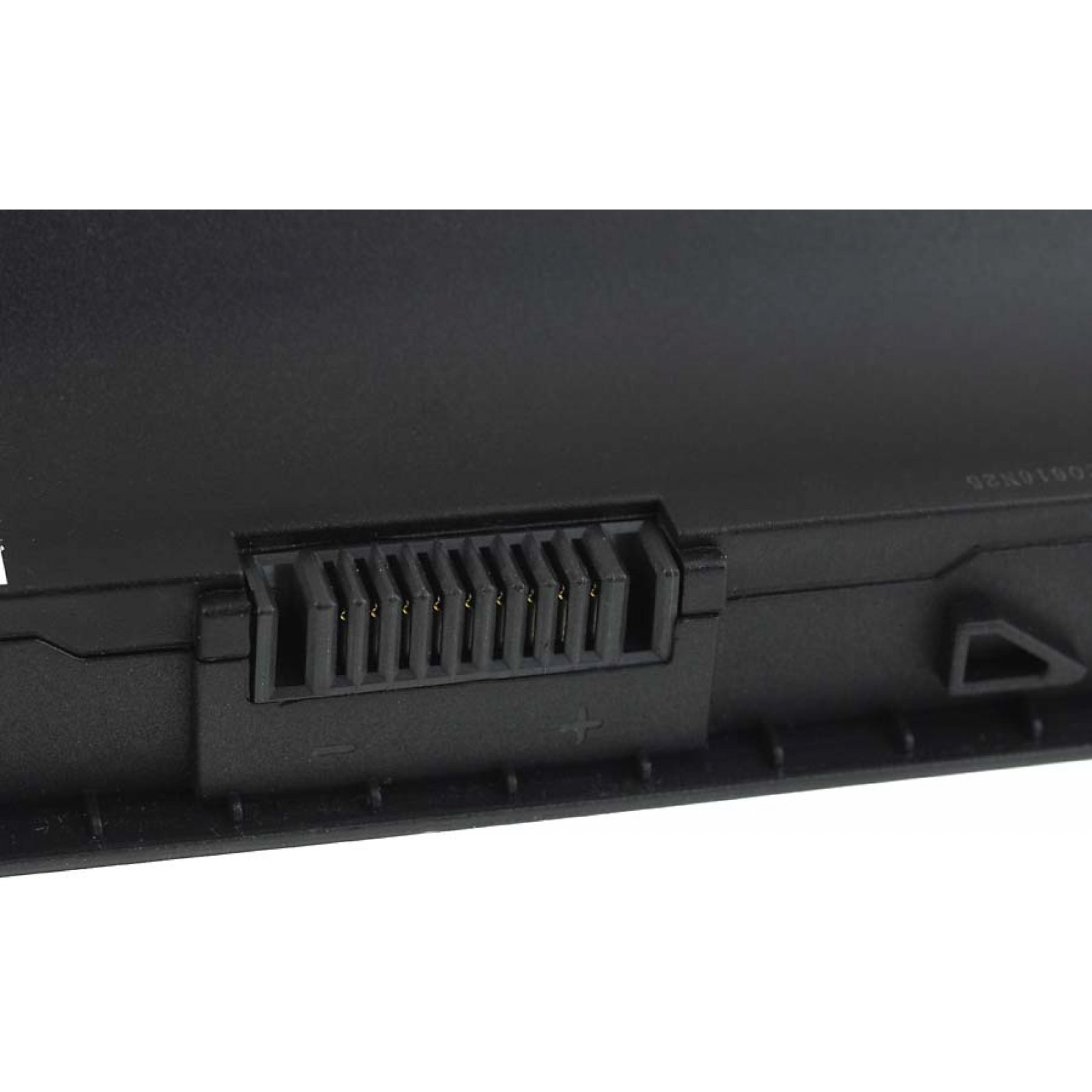 Primer plano del conector de una batería negra. El conector tiene múltiples pines y está sobre fondo oscuro.