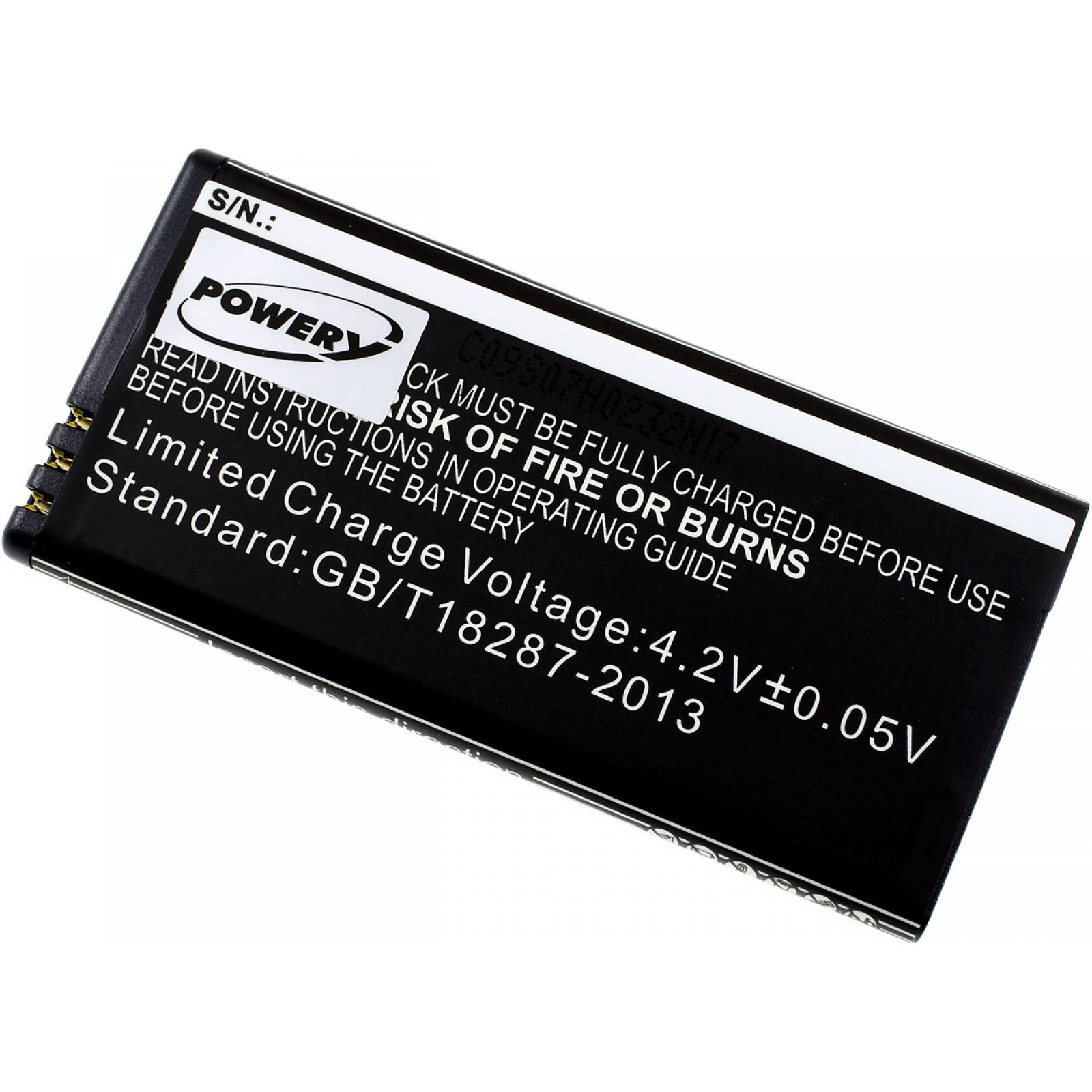 Batería rectangular negra con etiqueta y texto blanco, sobre una superficie blanca.