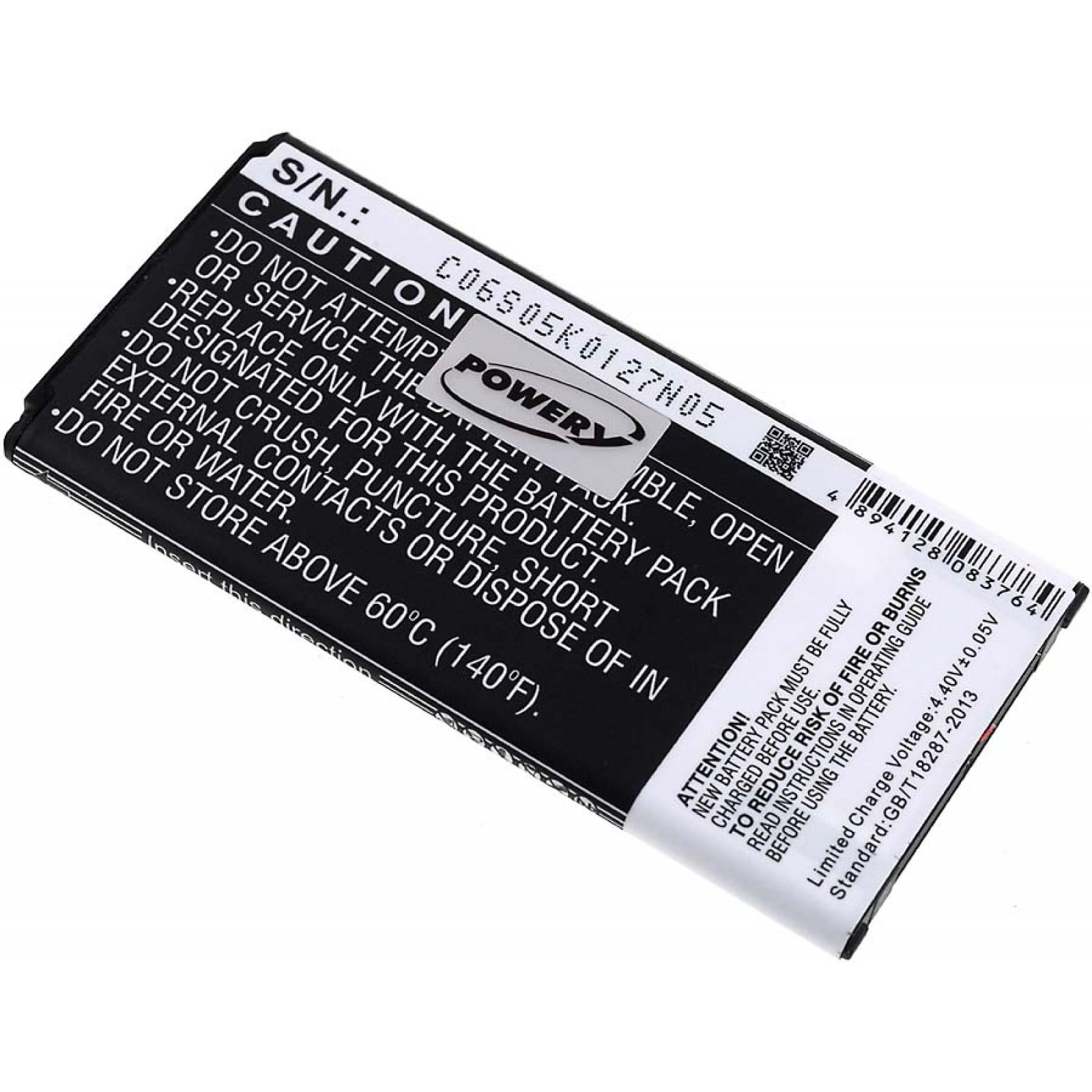 Una etiqueta en blanco y negro con texto y un código QR, en un paquete de baterías. Información de seguridad y advertencia.