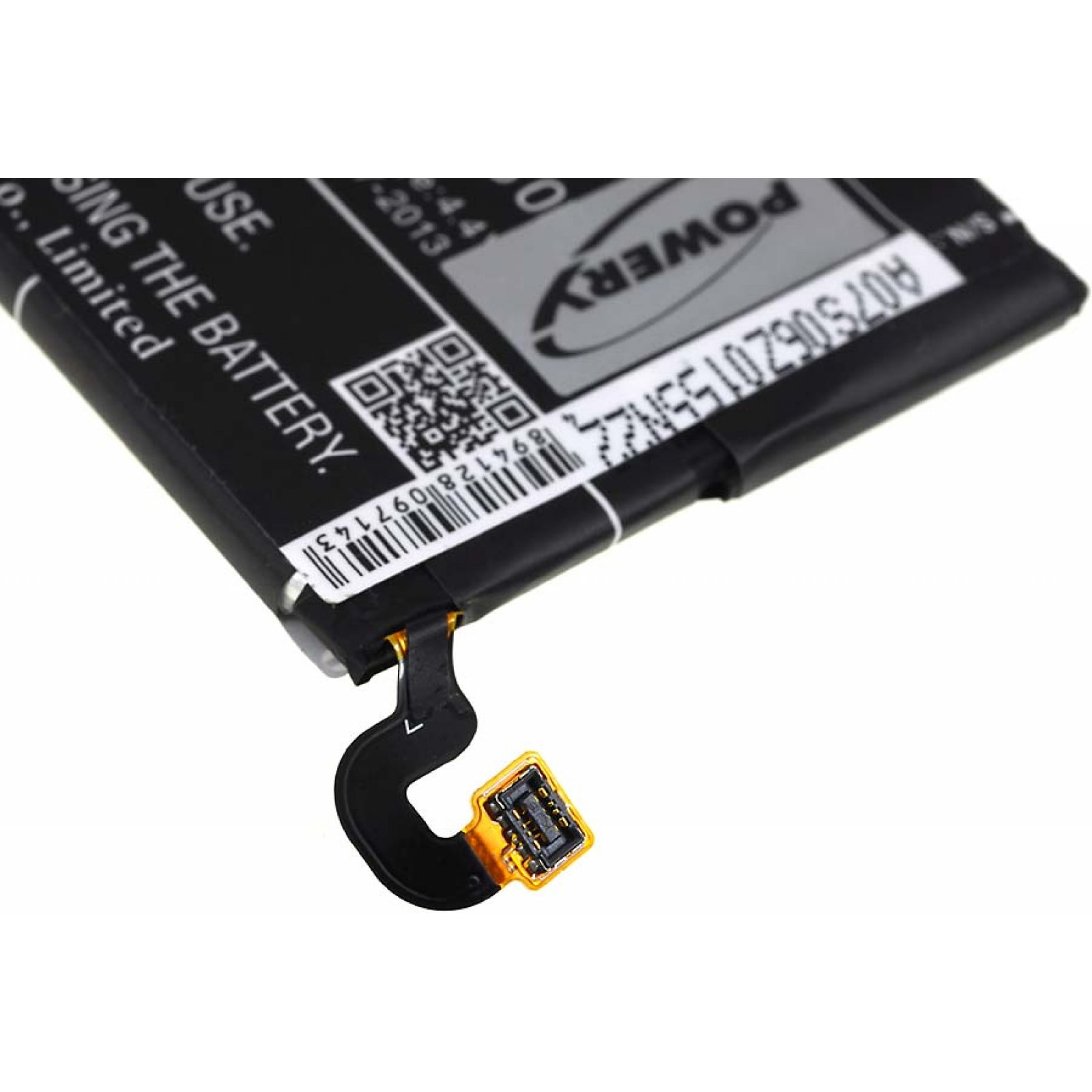 Batería con una etiqueta. La etiqueta tiene texto y un código QR, más un conector.