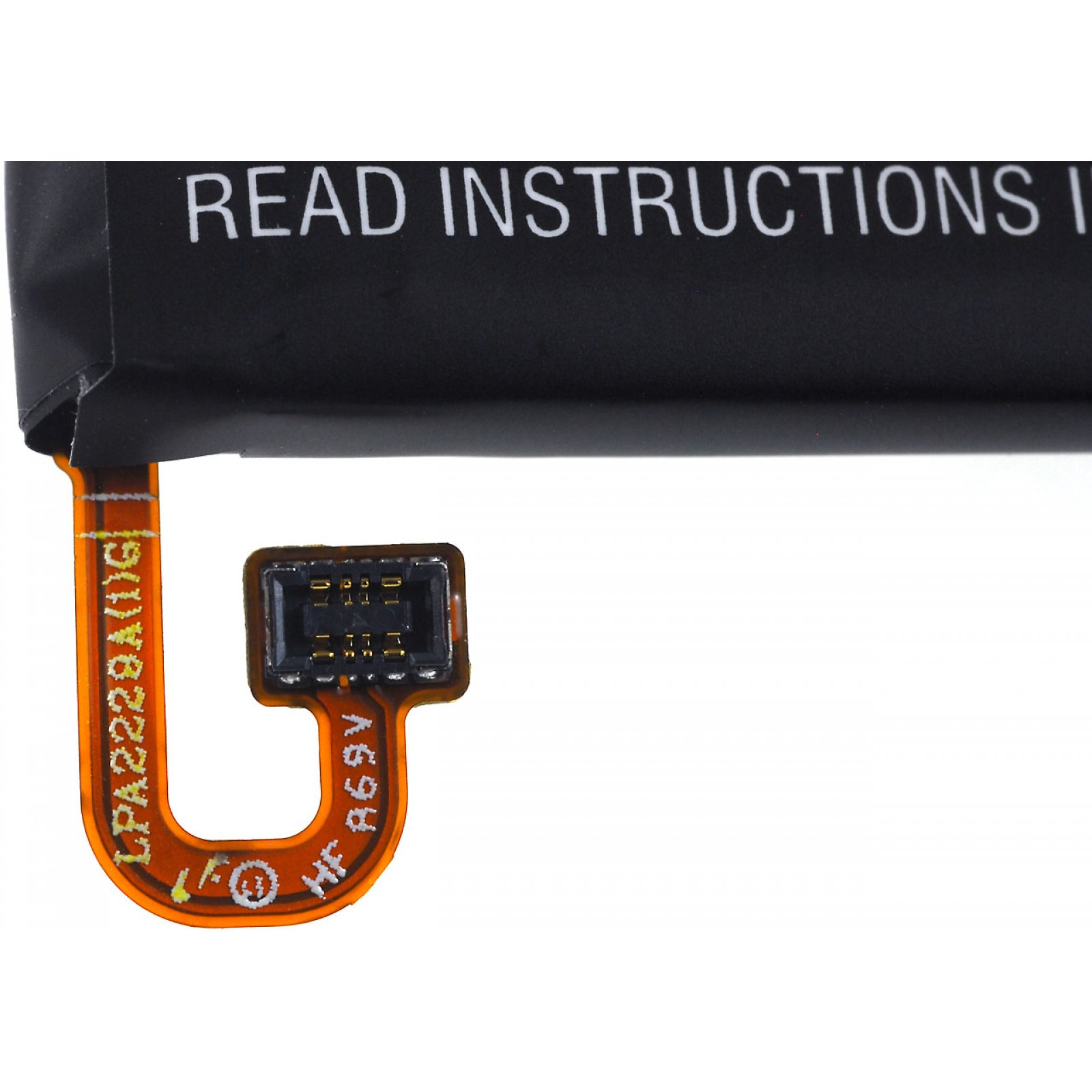 Primer plano de una batería con conector. Texto 'READ INSTRUCTIONS' arriba visible.