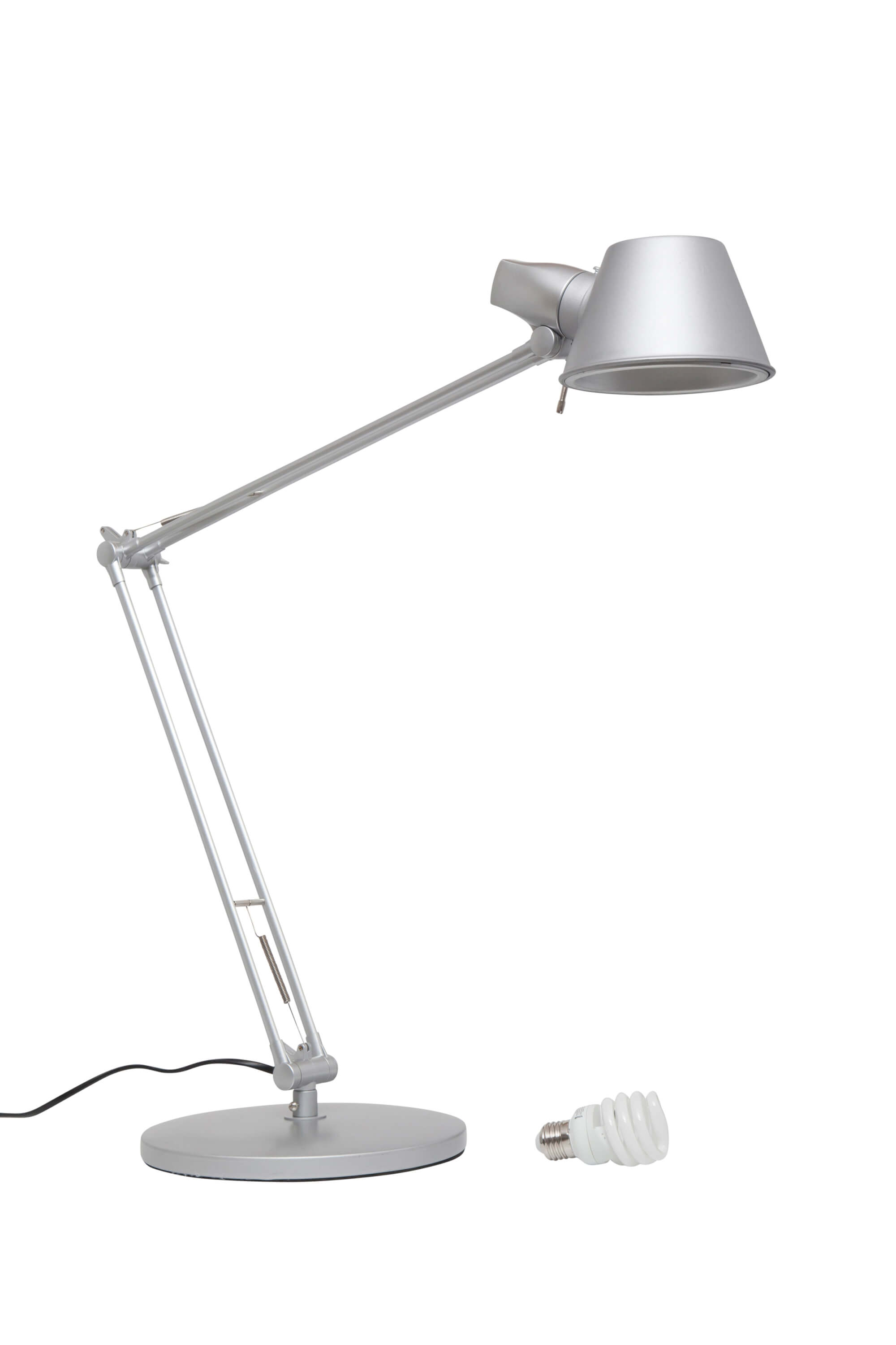 Srebrna lampa biurkowa z białym tłem i żarówką.