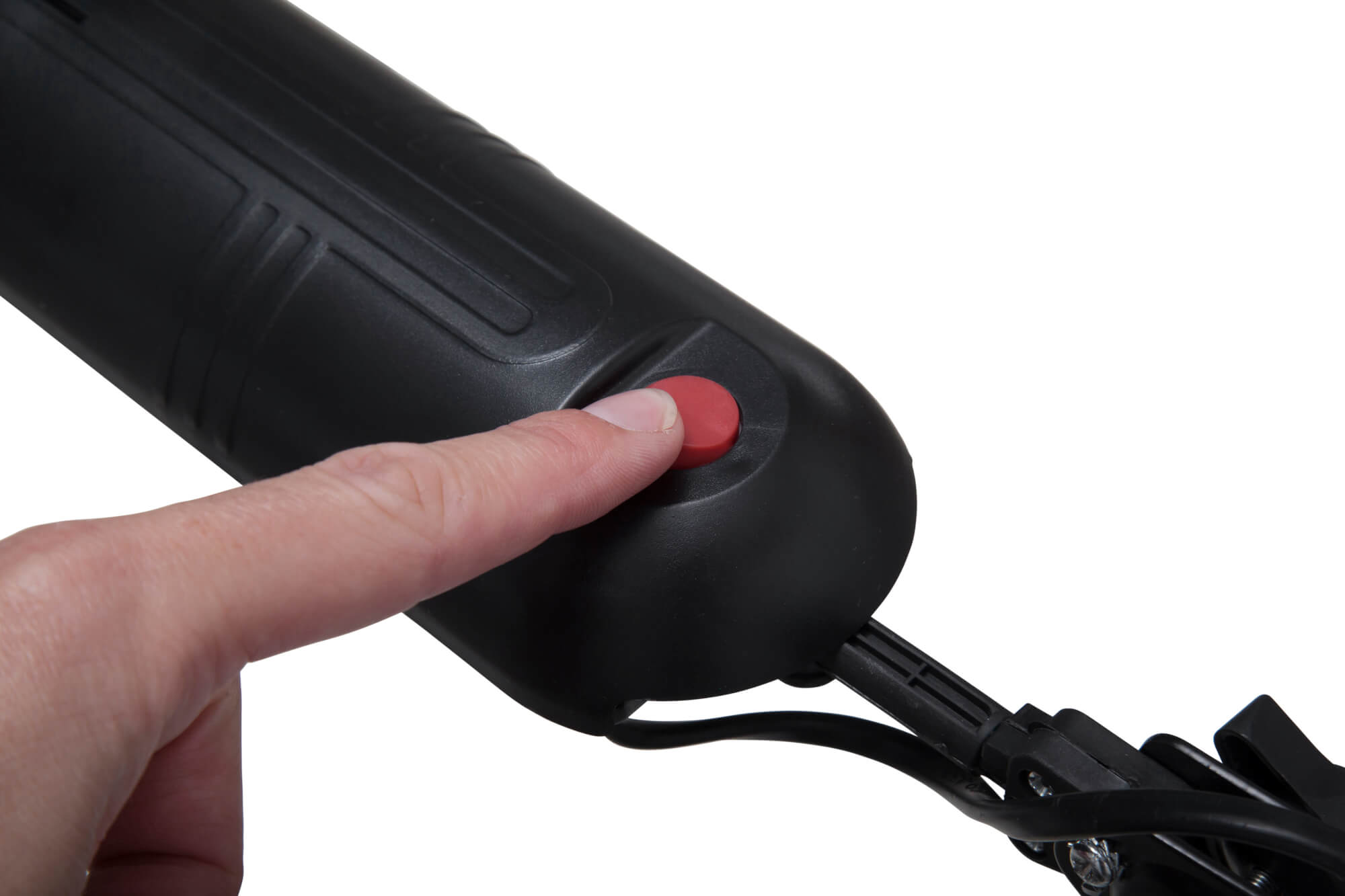Ein Finger drückt einen roten Knopf auf einem schwarzen Steuerknüppel, wahrscheinlich für eine Maschine oder ein Gerät.