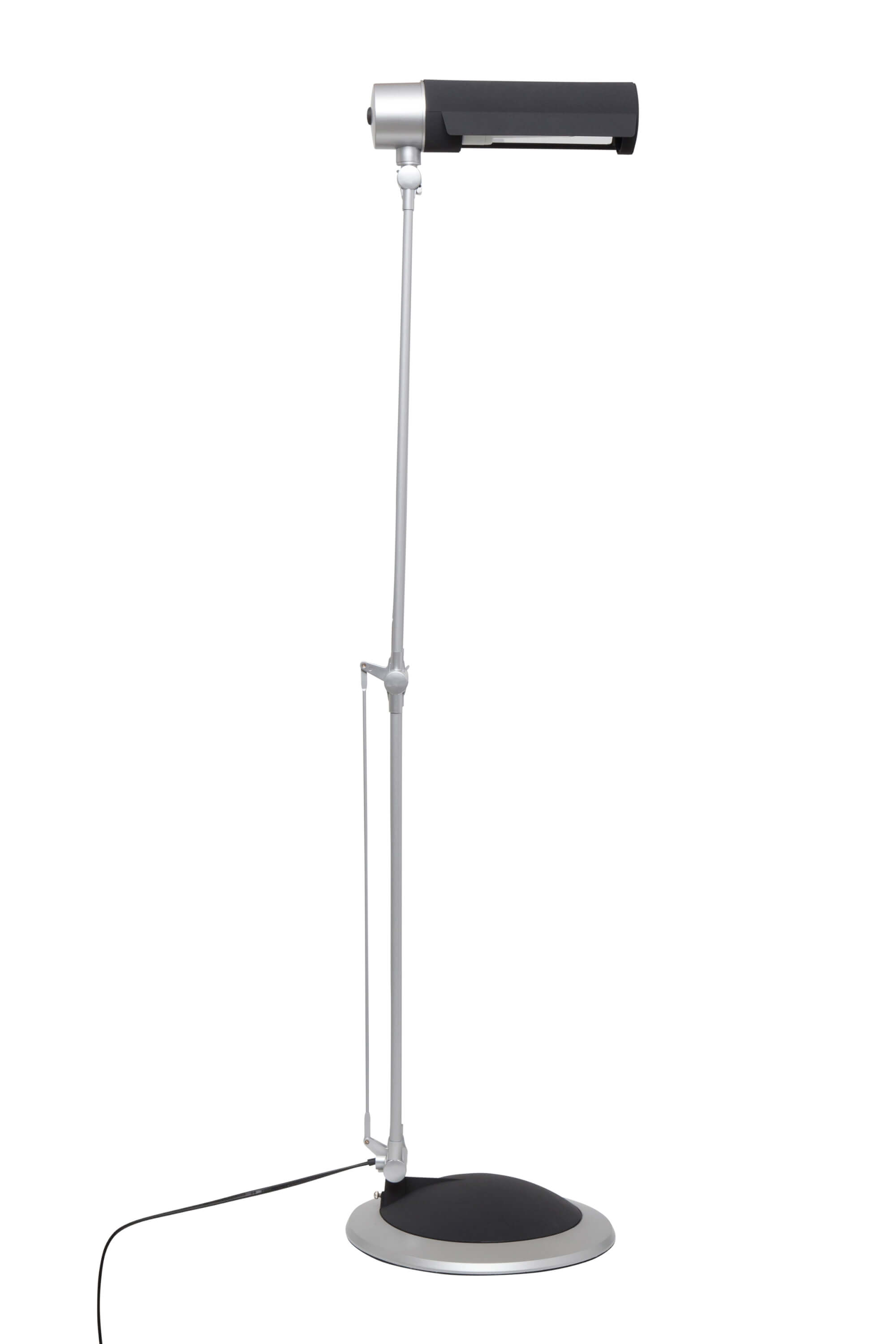 Srebrno-czarna lampa podłogowa z prostokątną głowicą świetlną. Białe tło.