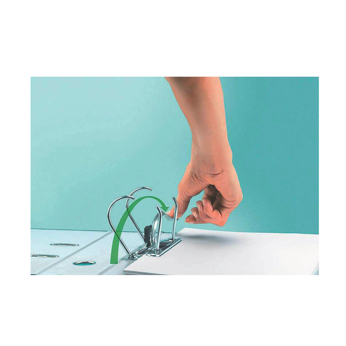 Eine Hand, die Papier in einen Ordner einlegt. Der Ordner hat einen offenen Hebel und einen grünen Pfeil.