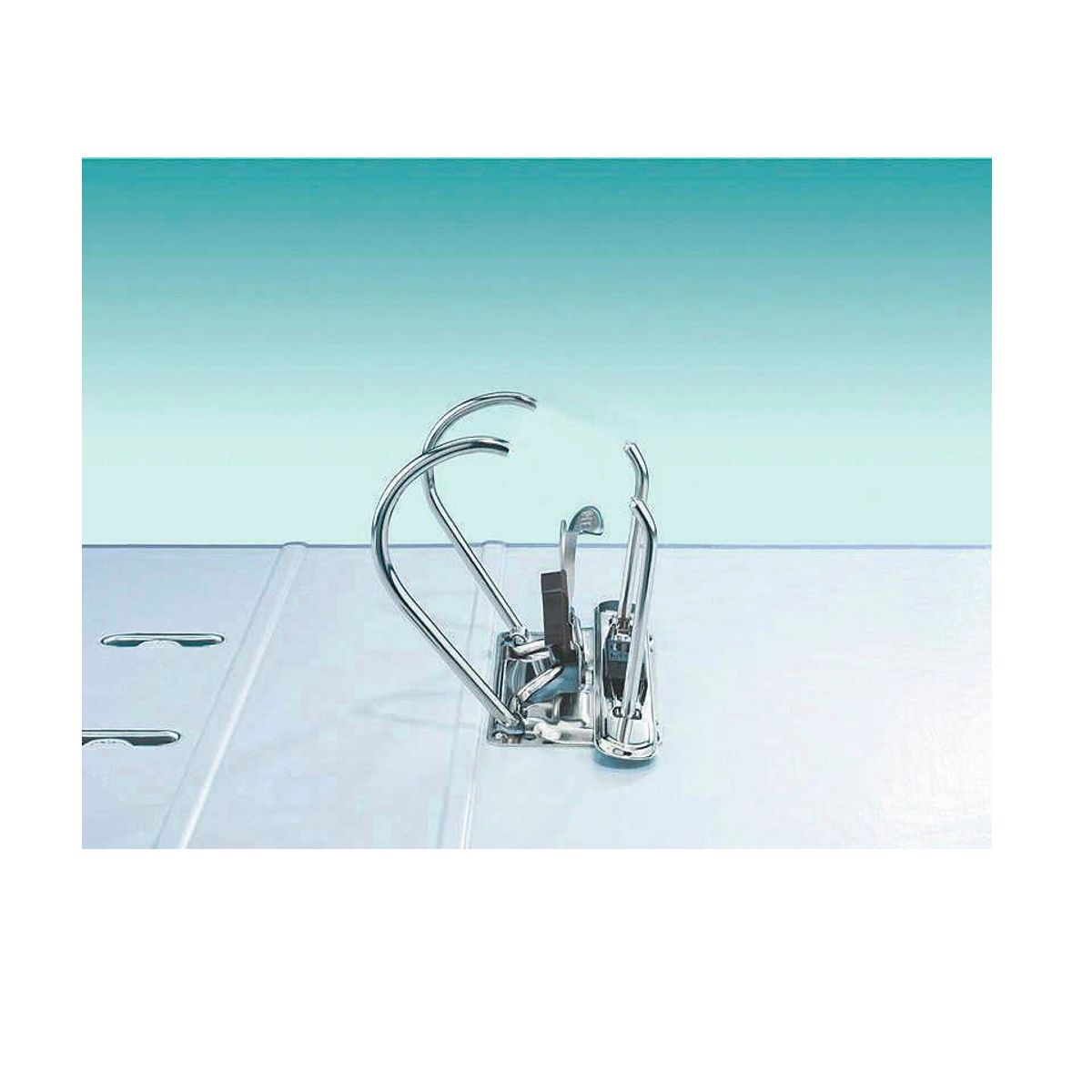 Nahaufnahme eines Hebelmechanismus, mit Hebeln und Metallringen.