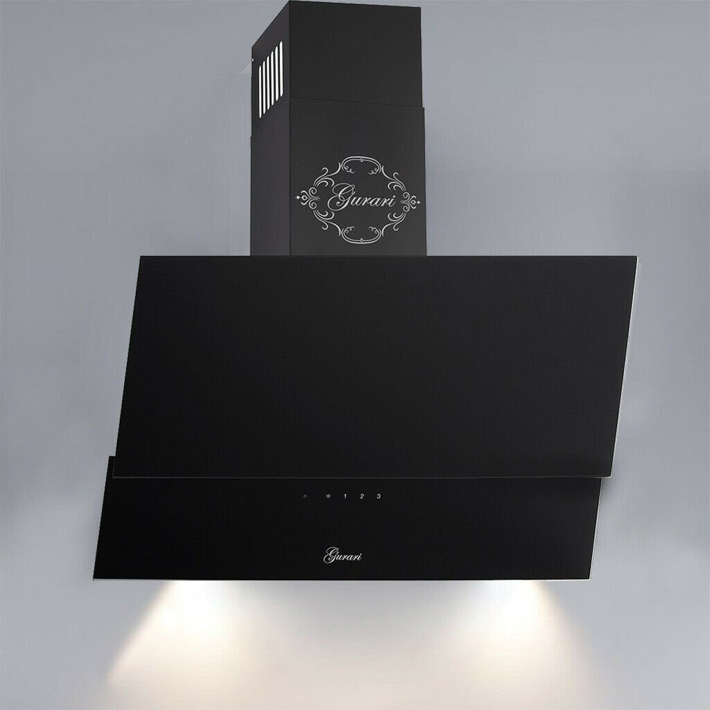 Schwarze Küchenhaube mit dekorativem Logo und drei Knöpfen, mit einem Licht, das nach unten scheint.