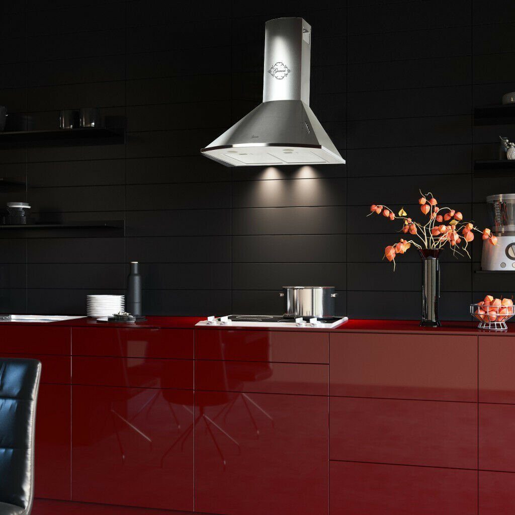 Cocina moderna con gabinetes rojos, campana de acero inoxidable y salpicadero negro.