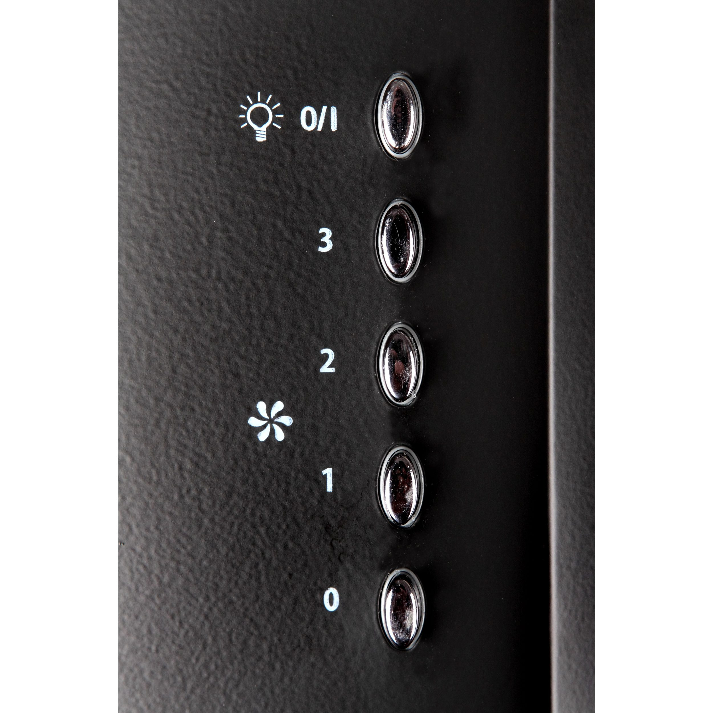 Primer plano de un panel de control negro con botones. Los botones están etiquetados con números e iconos.