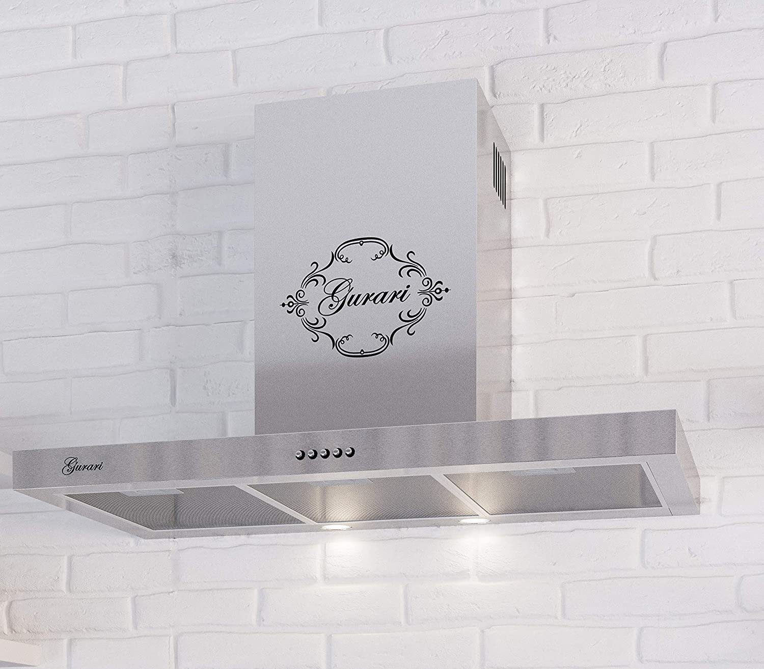 Campana extractora de acero inoxidable con un logotipo y luces, montada en una pared de ladrillo blanco.