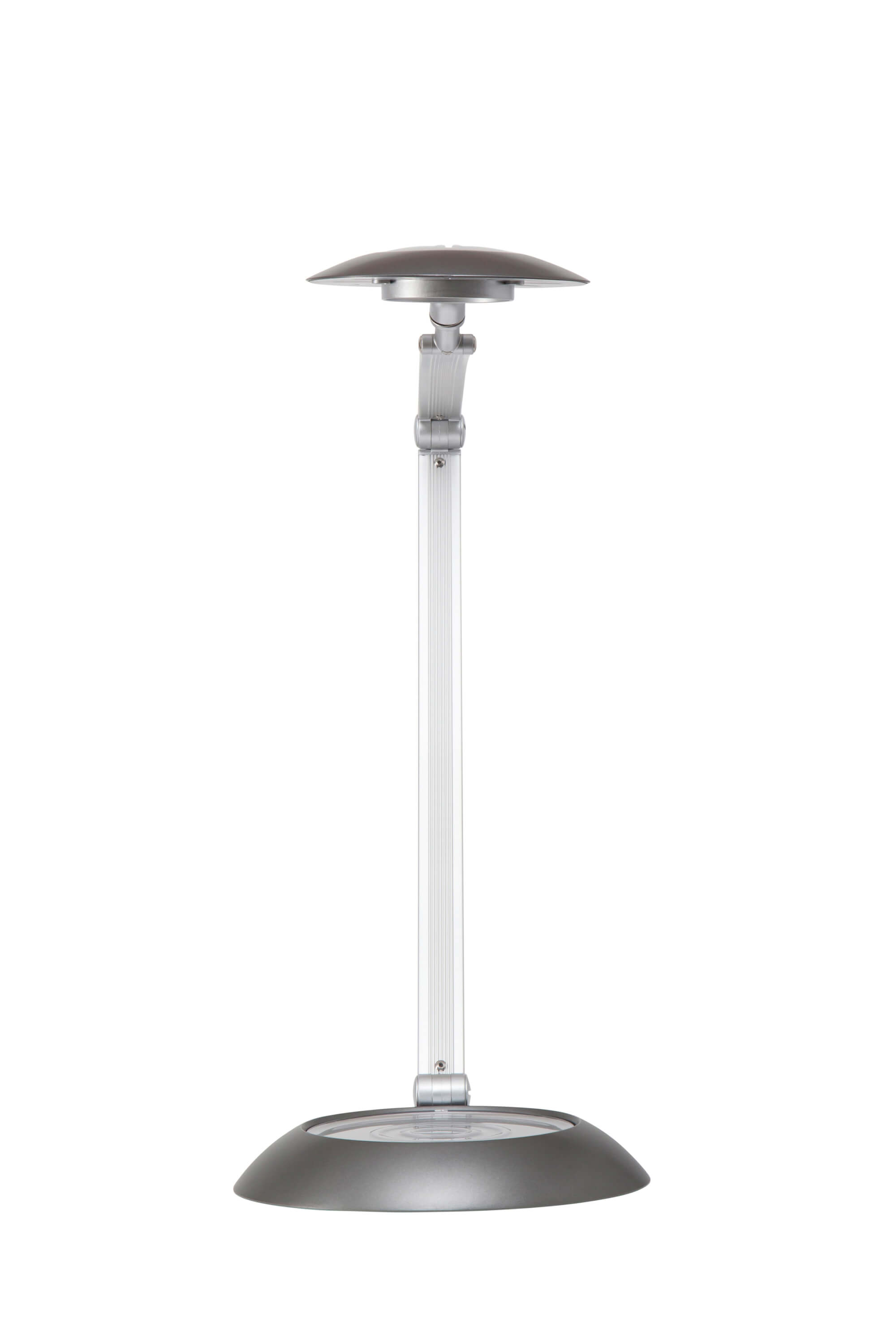 Srebrna lampa biurkowa z okrągłą podstawą i tarczową głowicą, białe tło.