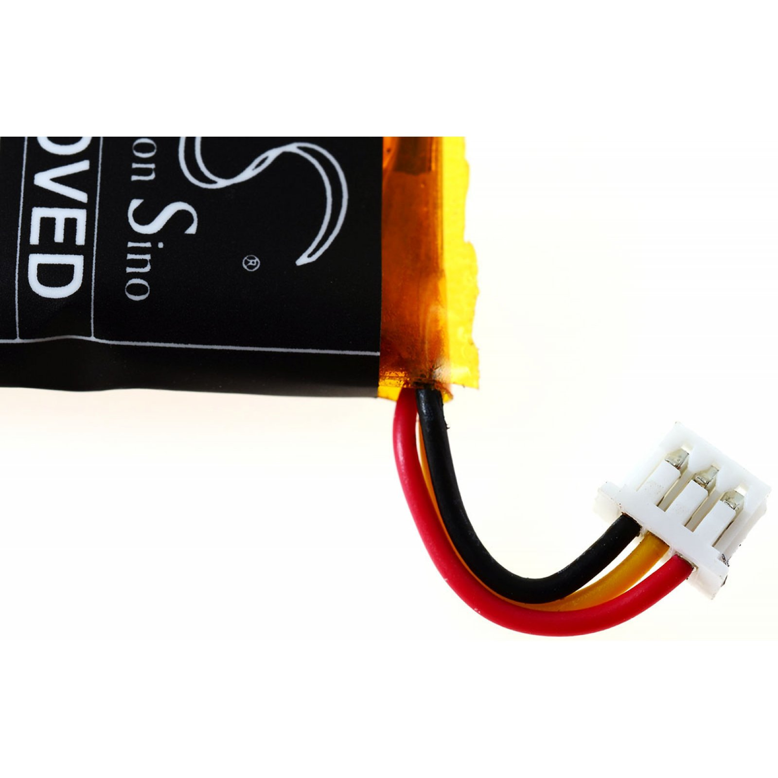 Primer plano del conector de la batería con tres cables: rojo, negro y amarillo, conector blanco.