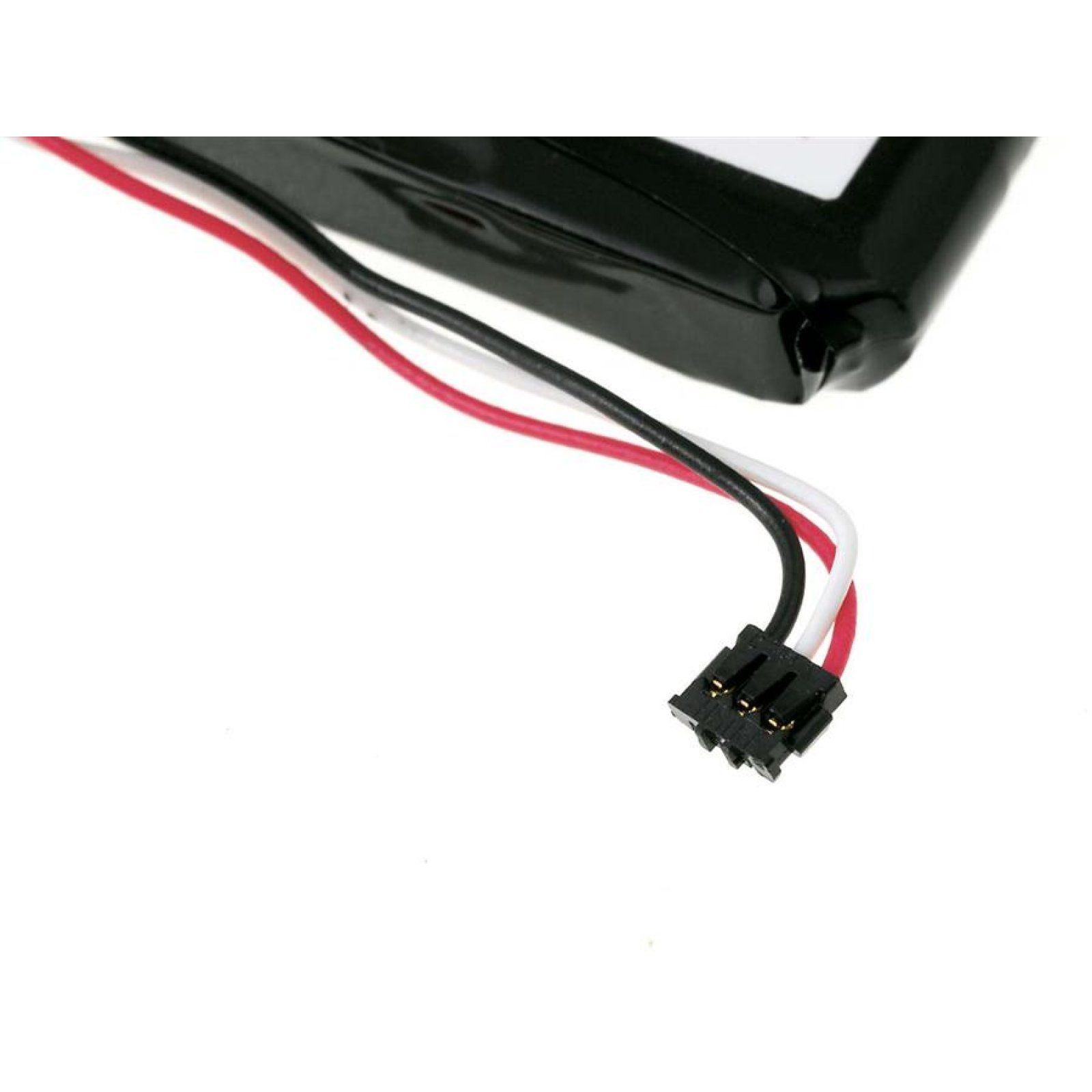 Primer plano de conector de batería negro con cables rojo, negro y blanco. Fondo blanco.