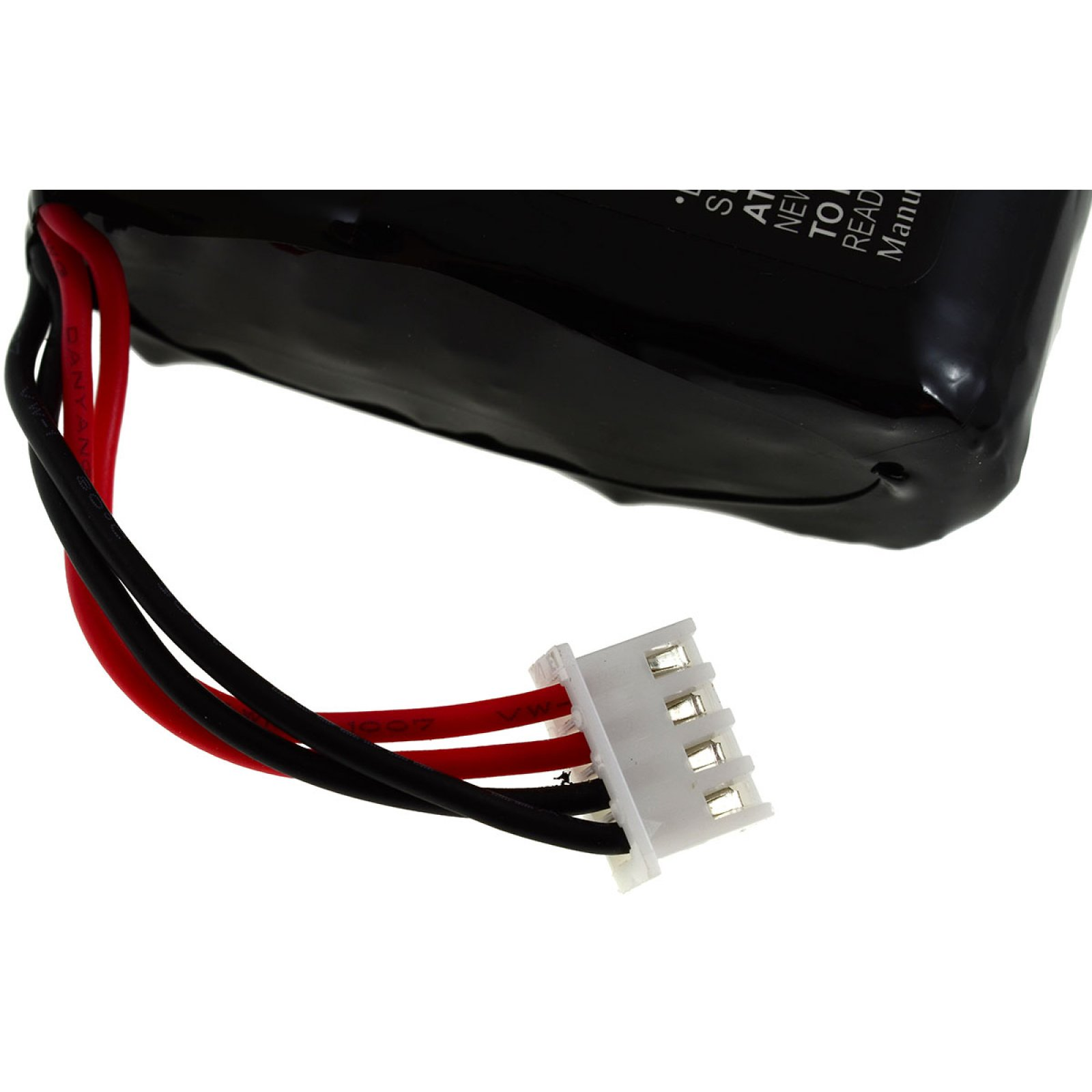 Schwarz-rote Drähte, die mit einem weißen Stecker verbunden sind. Die Drähte sind an einer schwarzen Batterie befestigt.