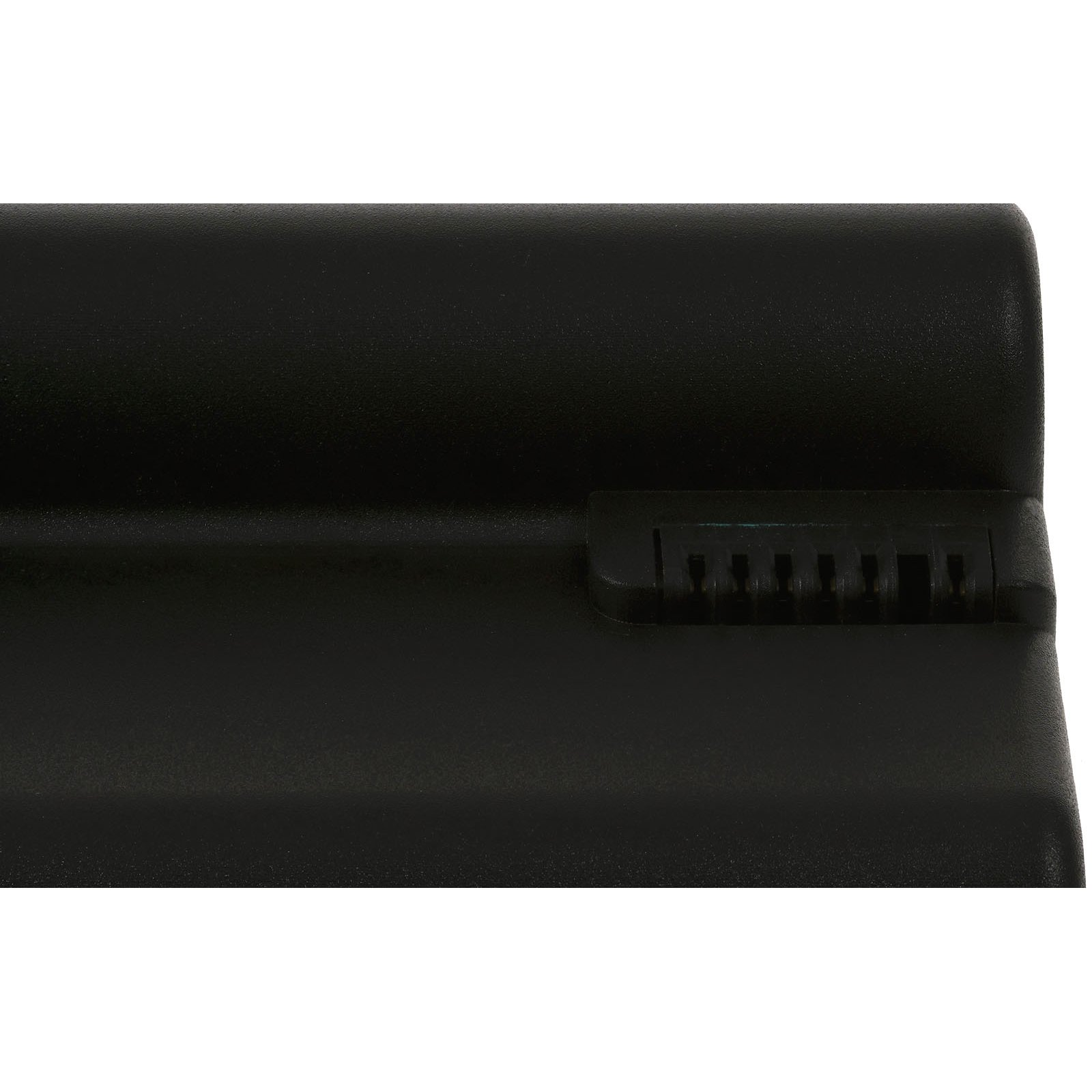 Superficie de plástico negro y curvada con una pequeña pieza rectangular adjunta.