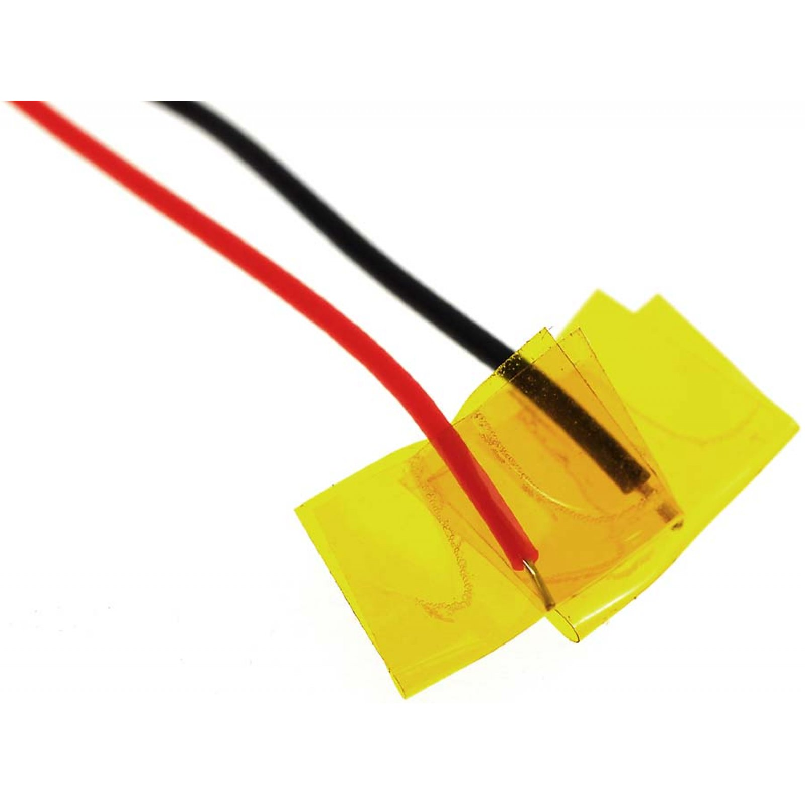 Cables que se extienden desde una lámina adhesiva amarilla. Los cables son rojos y negros.