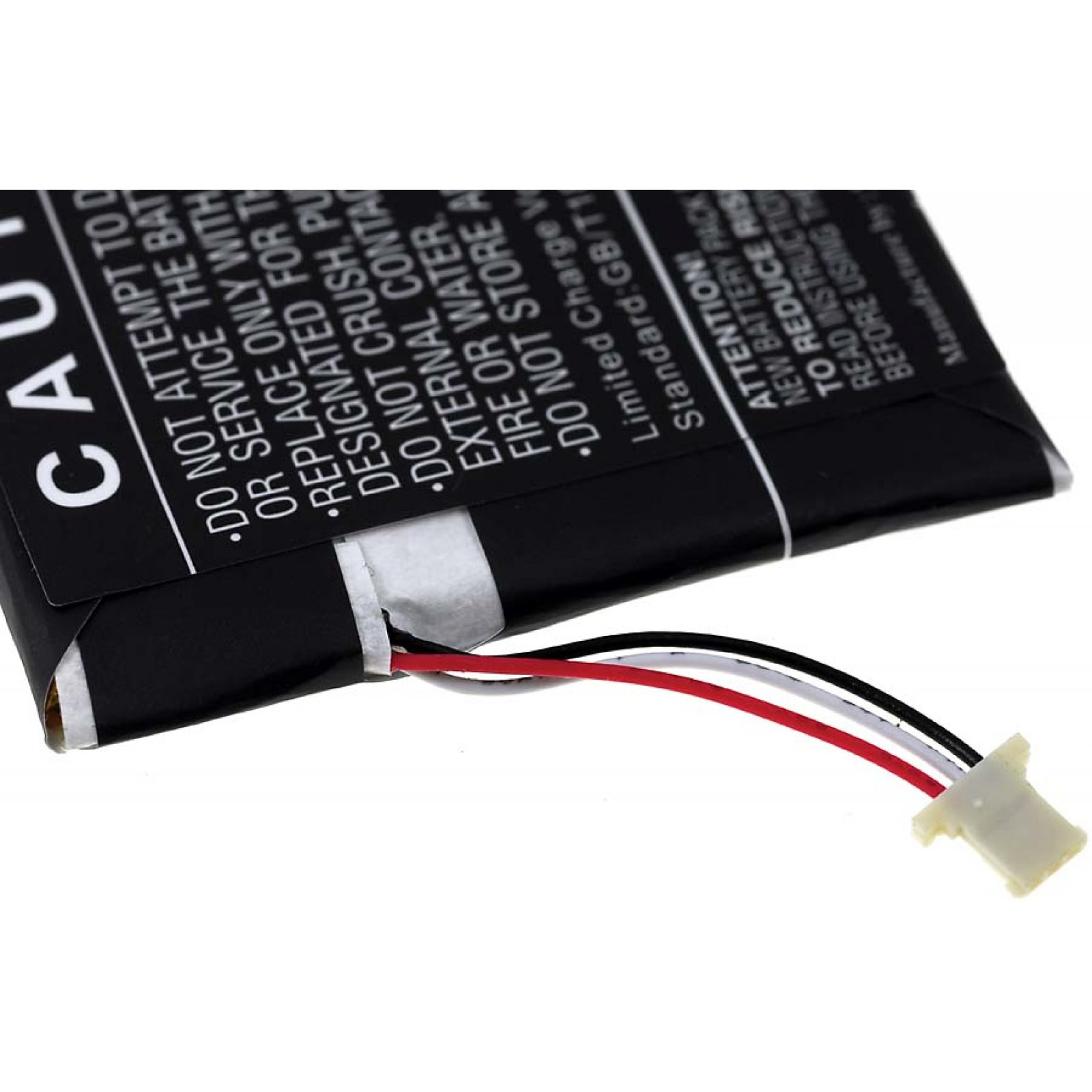 Primer plano de una batería con etiquetas de advertencia y cables adjuntos. Cables negros, rojos y blancos.