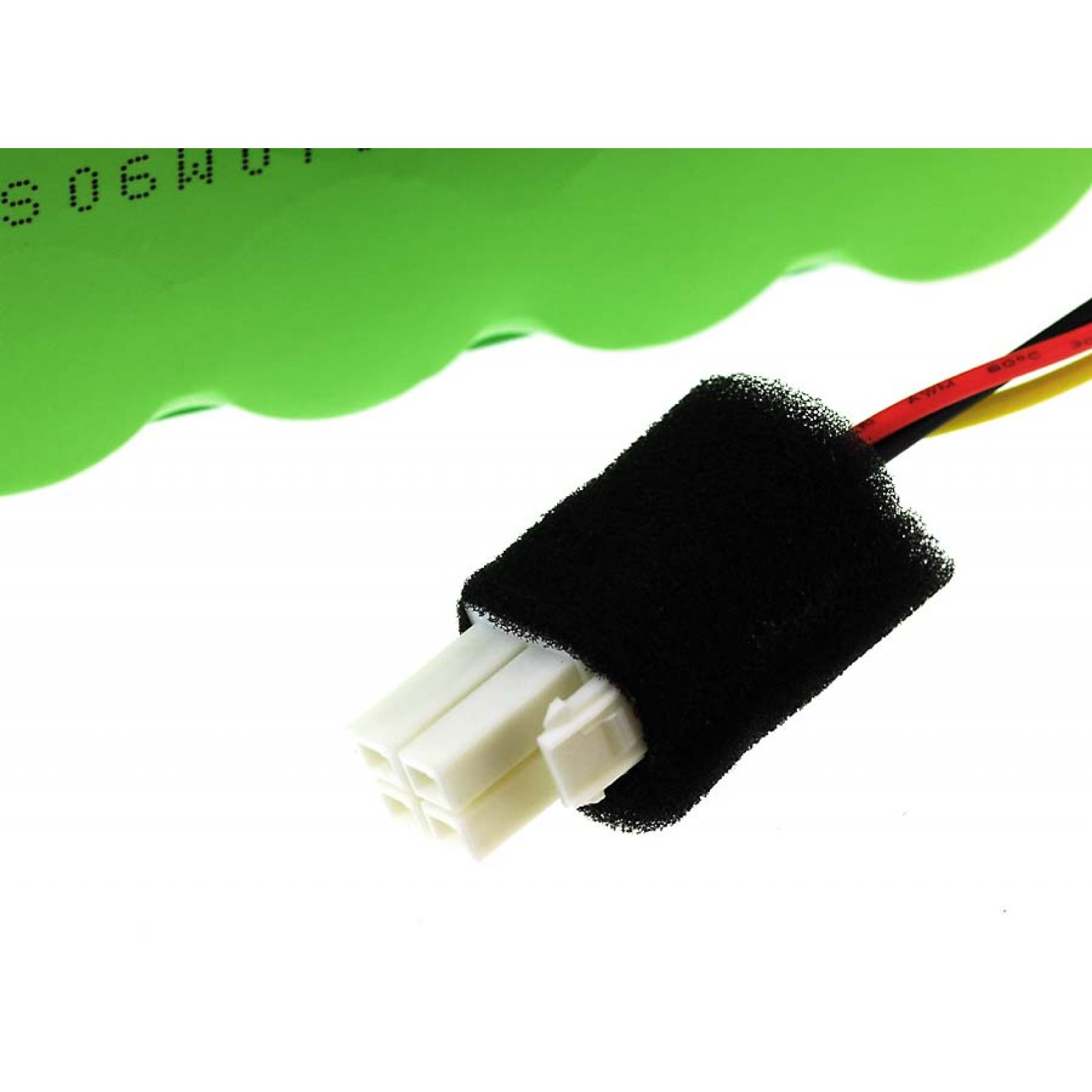 Un cilindro verde con una pieza de espuma negra y un conector blanco con cables.