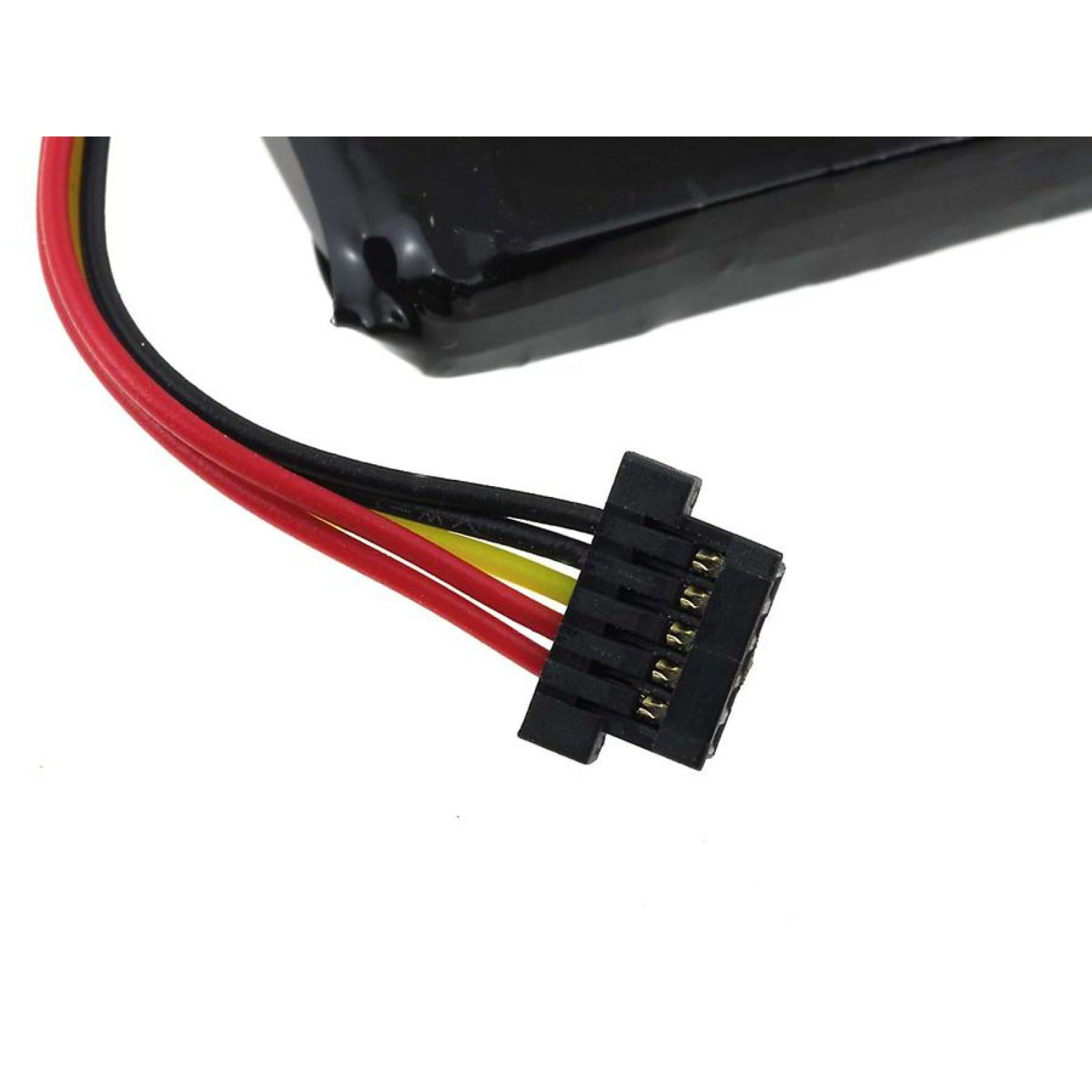Una batería negra con cables conectados. Los cables son rojos, negros y amarillos.