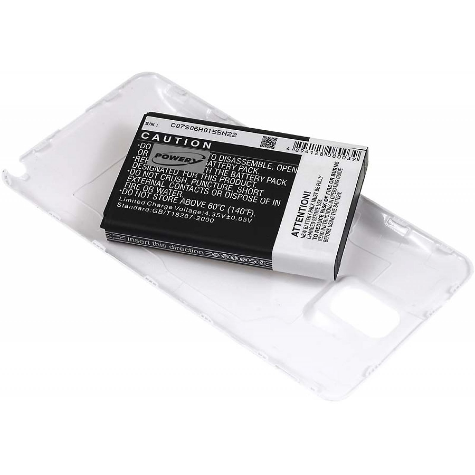 Paquete de baterías con etiqueta, dentro de una funda transparente para teléfono.