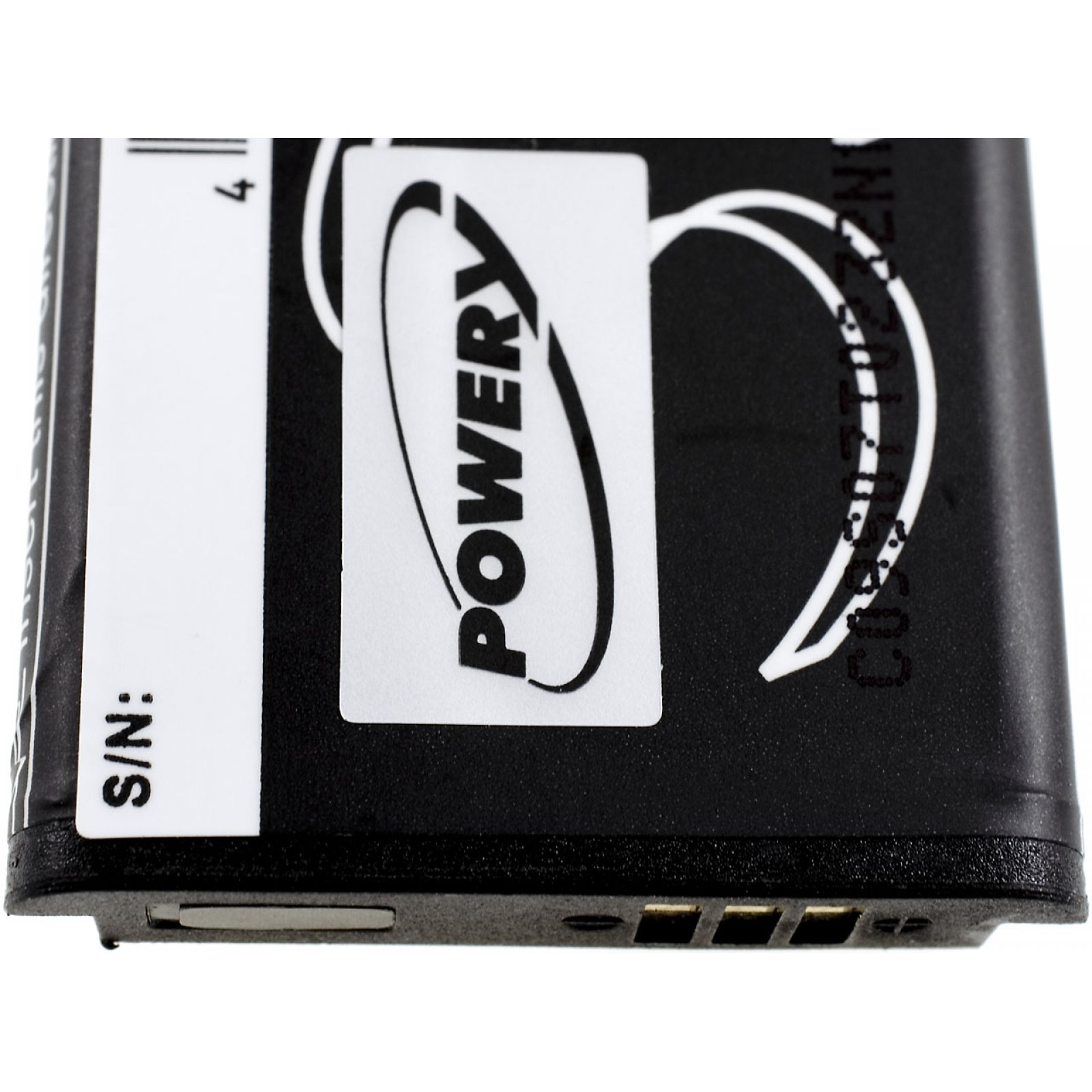 Primer plano de una batería, mostrando una pegatina con el logotipo 'POWERY' y otros detalles, sobre una superficie negra.