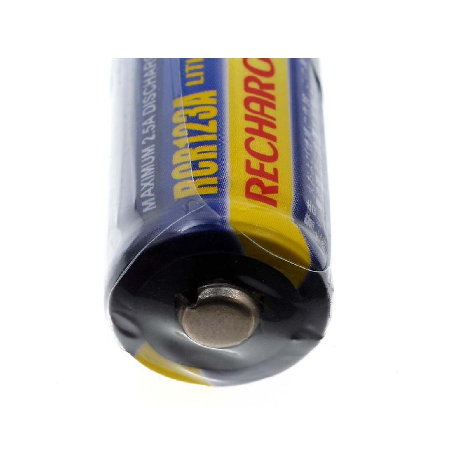 Primer plano de una batería AA recargable. Es azul, amarillo y blanco, con texto negro.