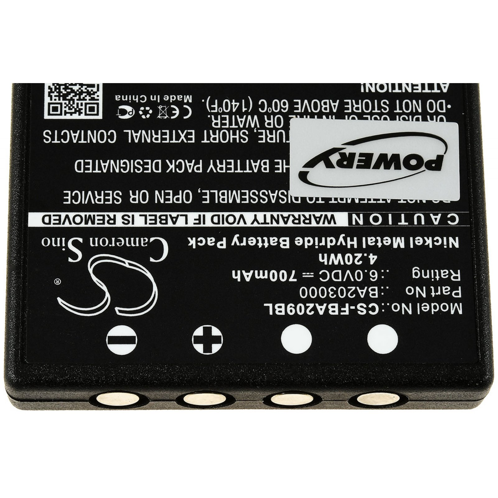 Ein schwarzes Rechteck mit Batterieetikett. Enthält Text und QR-Code.