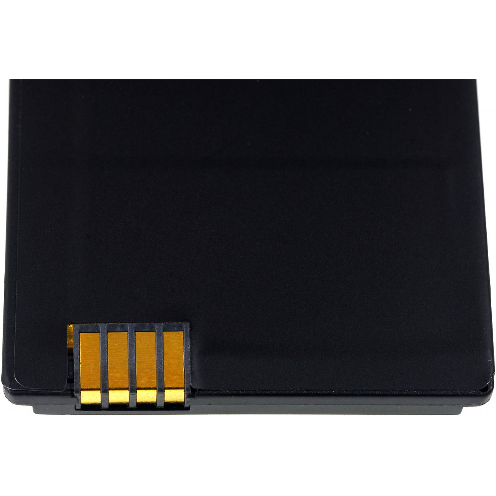 Batería rectangular negra con contactos dorados. Primer plano. Fondo negro.