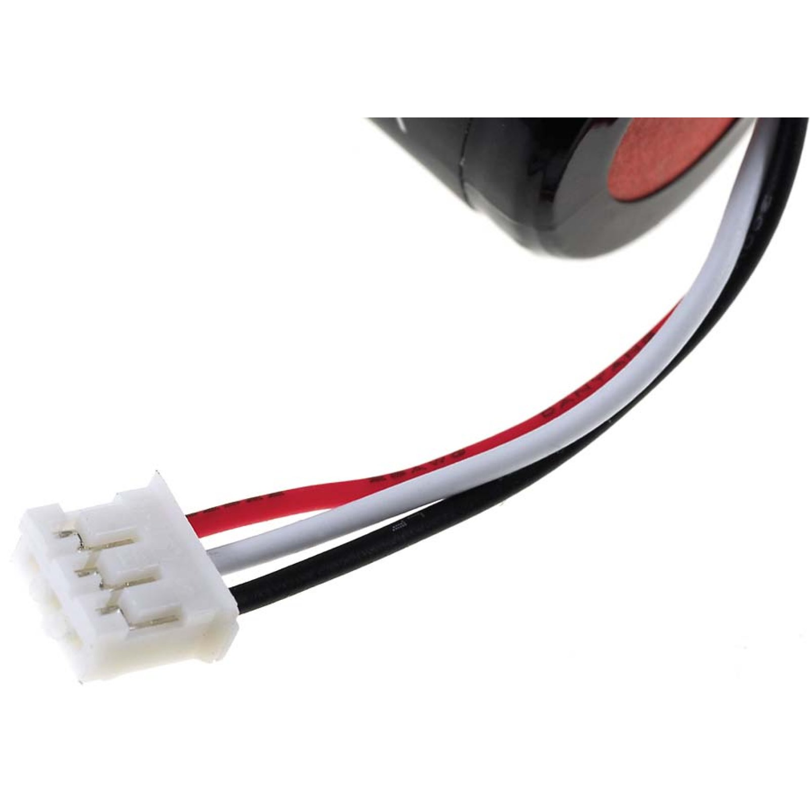 Un primer plano de un conector blanco con cables. Los cables son rojo, blanco y negro.