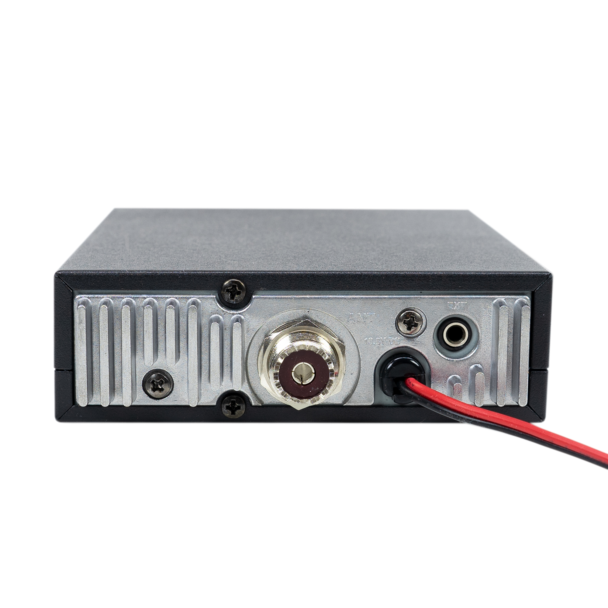 Dispositivo de radio CB negro. Tiene una antena y múltiples puertos de entrada. Los cables rojo y negro sobresalen.