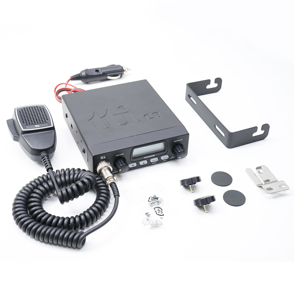 Ein CB-Funkgerät-Kit mit Mikrofon, Netzkabel, Halterung und Schrauben auf weißem Hintergrund.