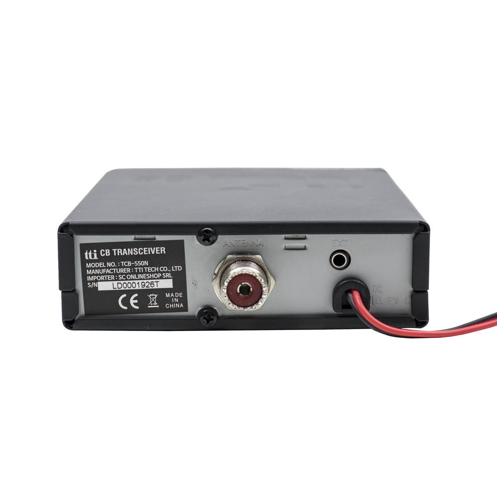 Rückansicht eines schwarzen CB-Transceivers. Antenne und andere Anschlüsse sind sichtbar. Weißer Hintergrund.