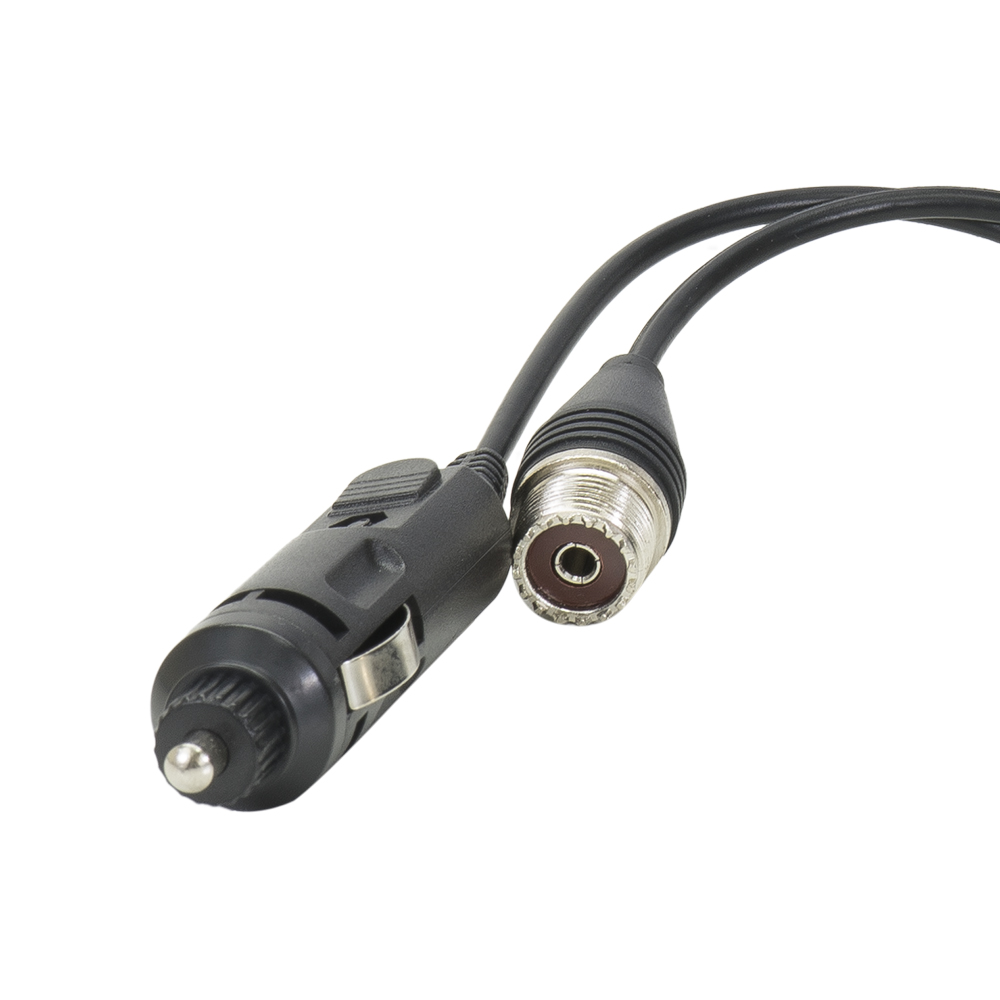 Ein schwarzes Autoladegerät mit Stecker und Buchse. Beide sind durch ein schwarzes Kabel verbunden.